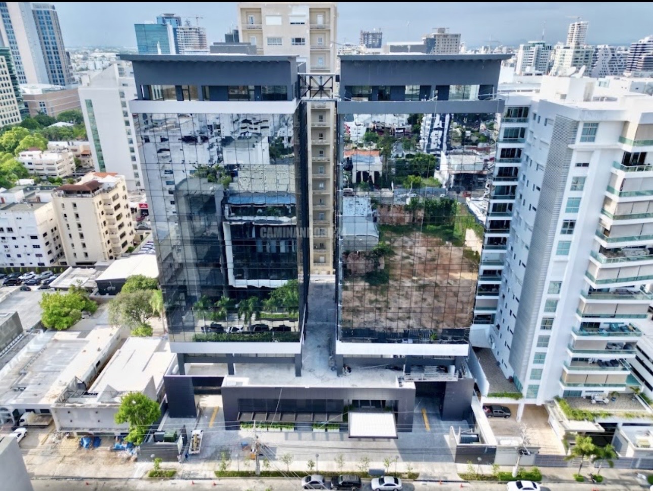 oficinas y locales comerciales - ¡Oportunidad Única en Piantini! Local en Venta en Villa Palmera Business Center. 1