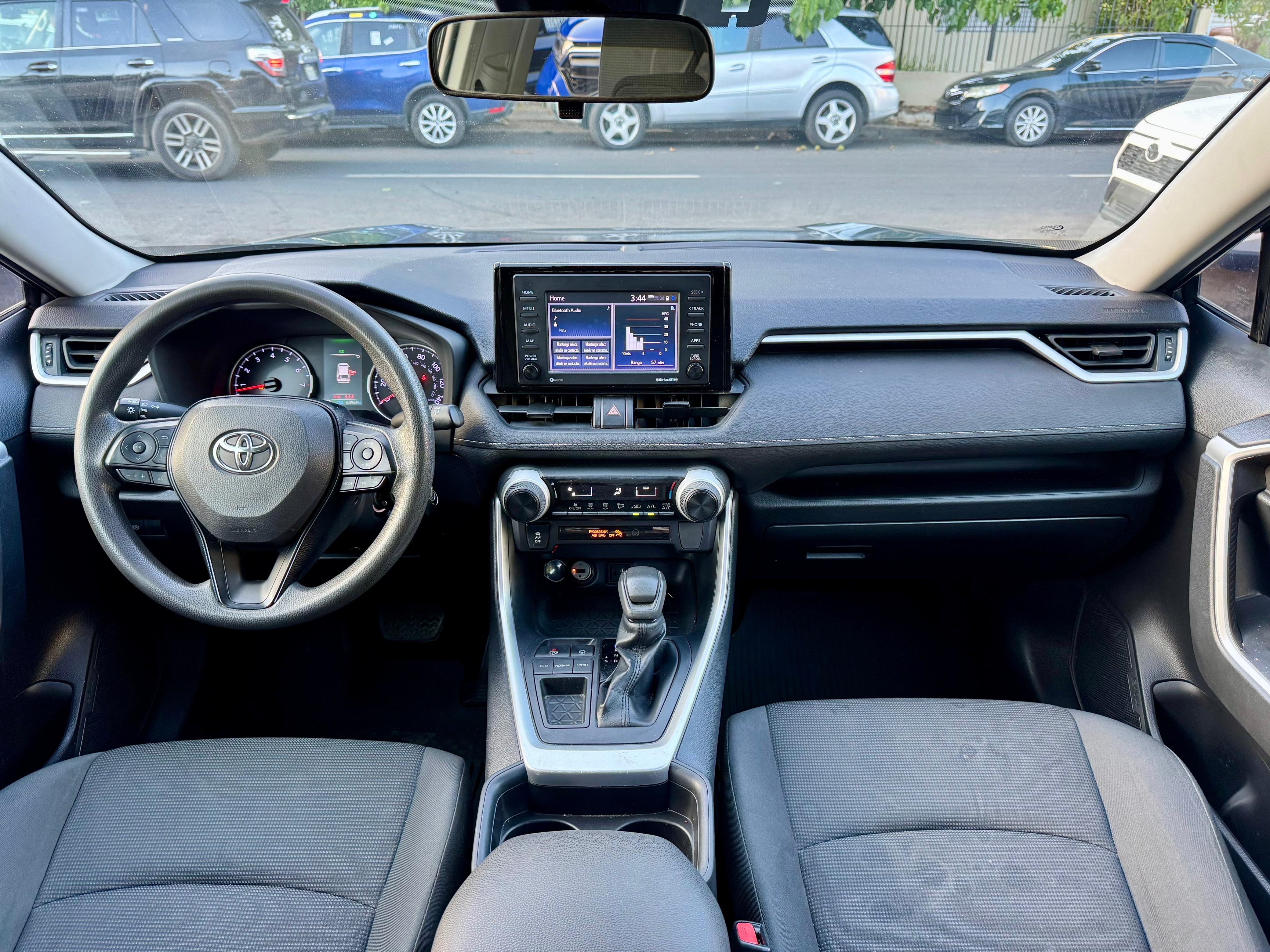 jeepetas y camionetas - Toyota RAV4 2019 LE plus  5