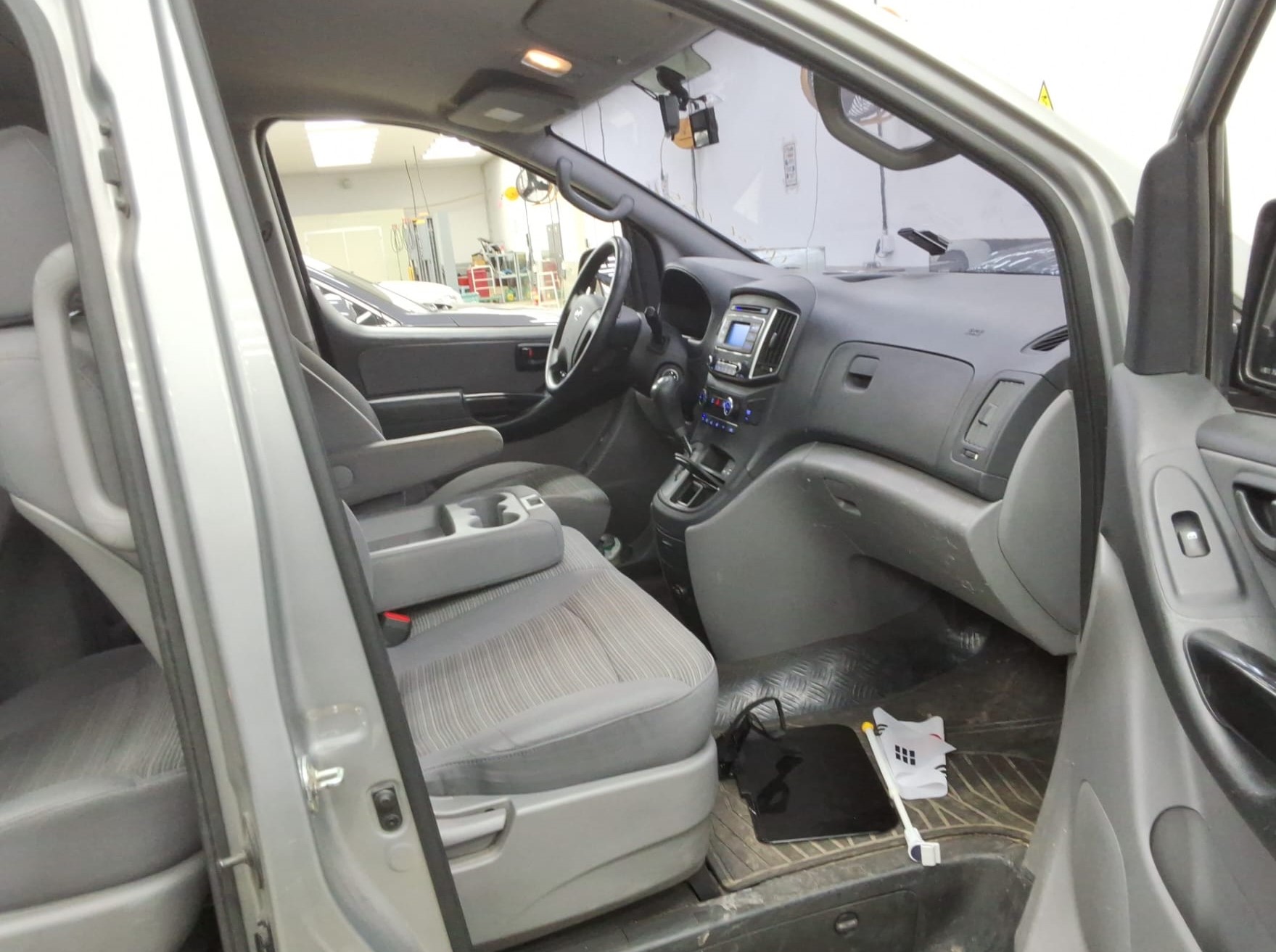jeepetas y camionetas - HYUNDAI GRAND STAREX 2019 GRIS DIESEL 7