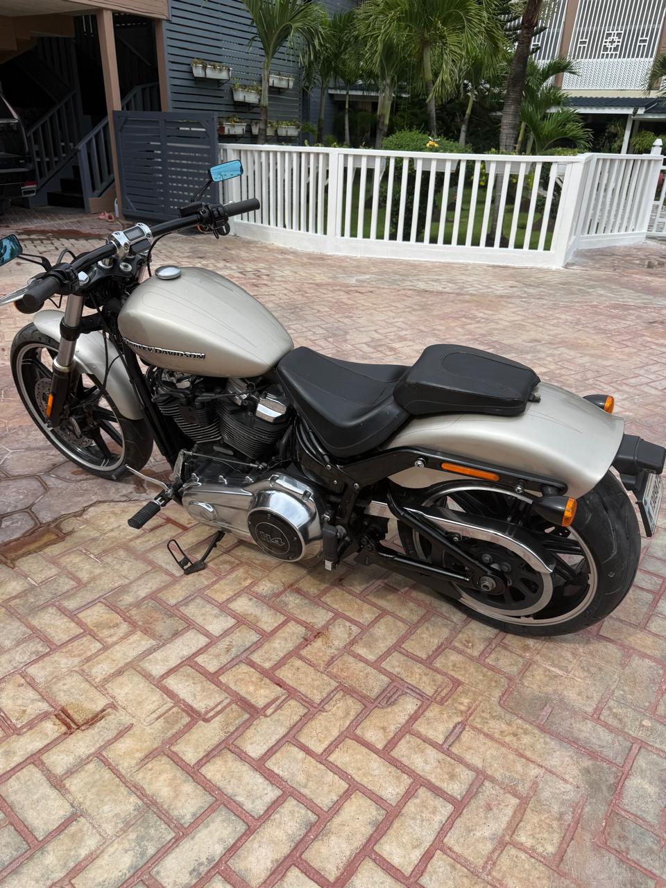 motores y pasolas - Harley Davidson Breakout 2018 0