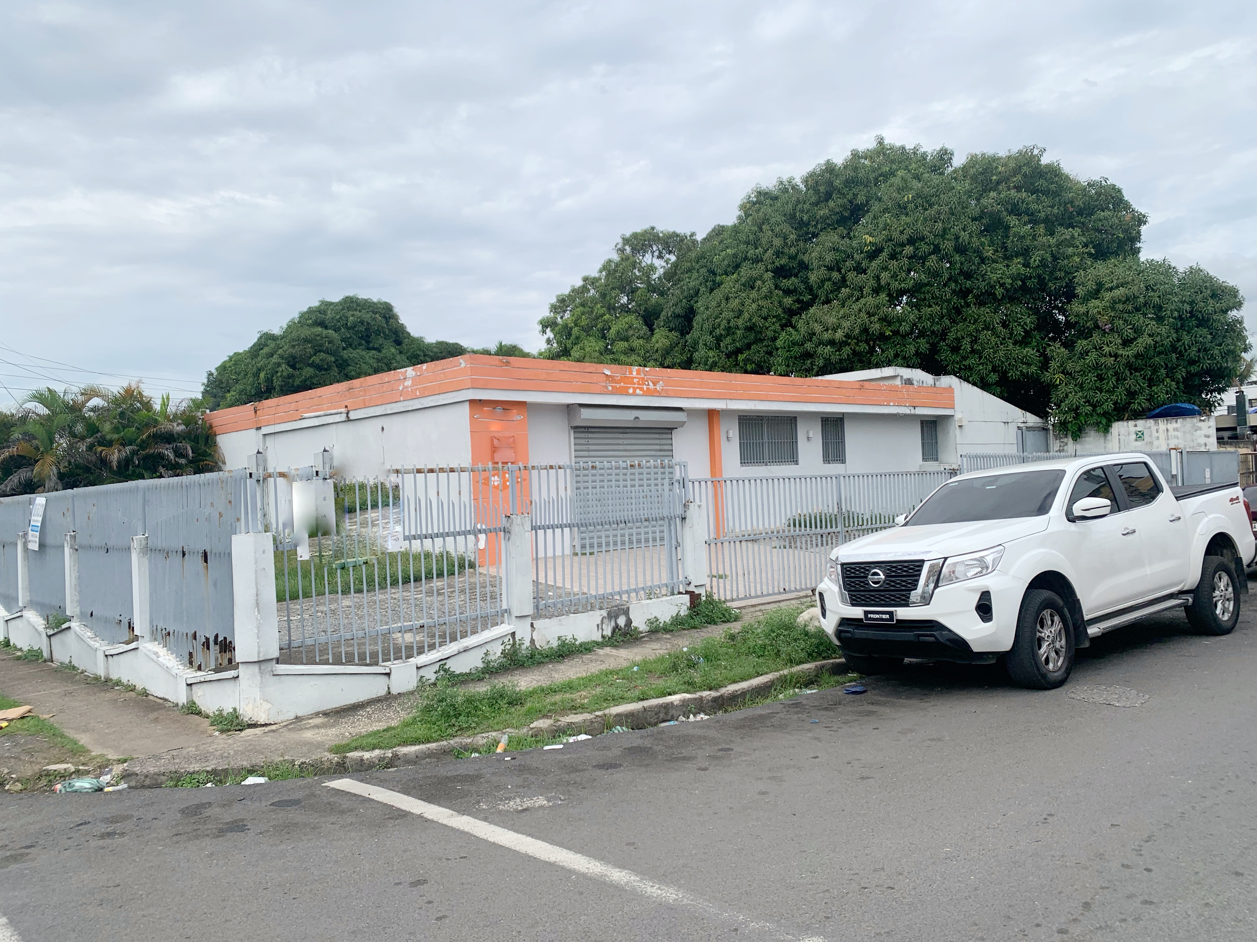 casas - Propiedad esquinera comercial  2
