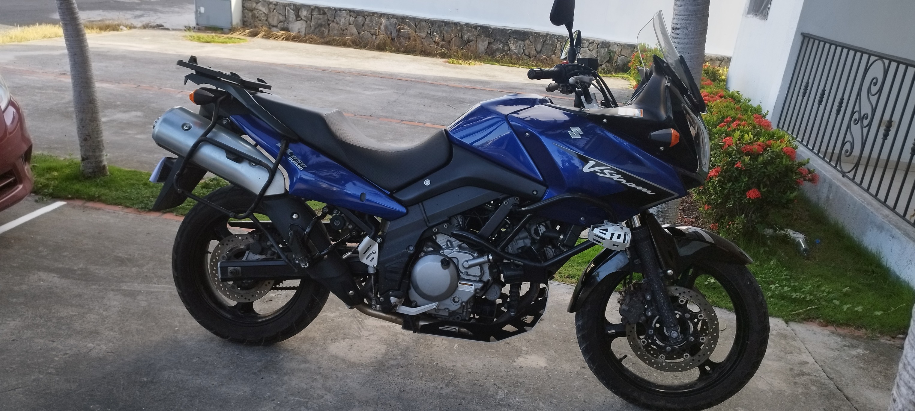 motores y pasolas - suzuki v-strom con 9.000 km reales..650 con 2 cilindros en V 1