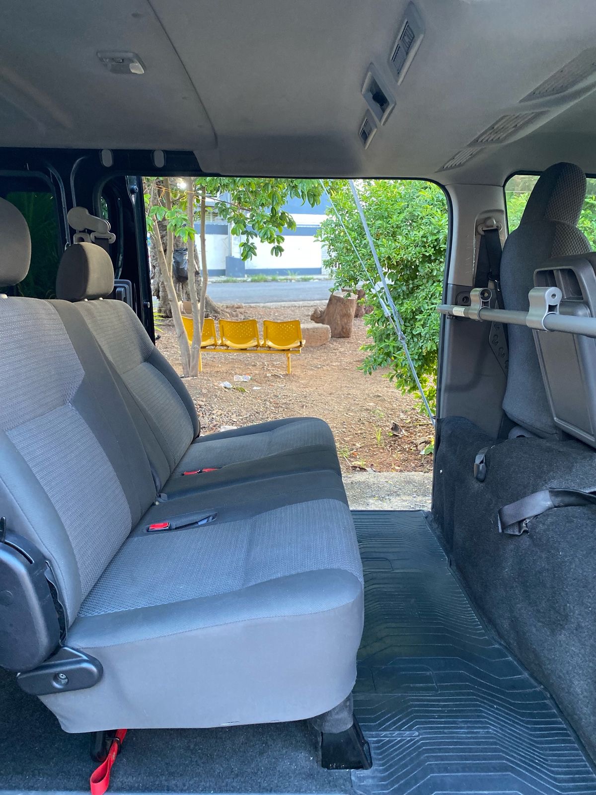 camiones y vehiculos pesados - Nissan nv350 2018 full clean 2