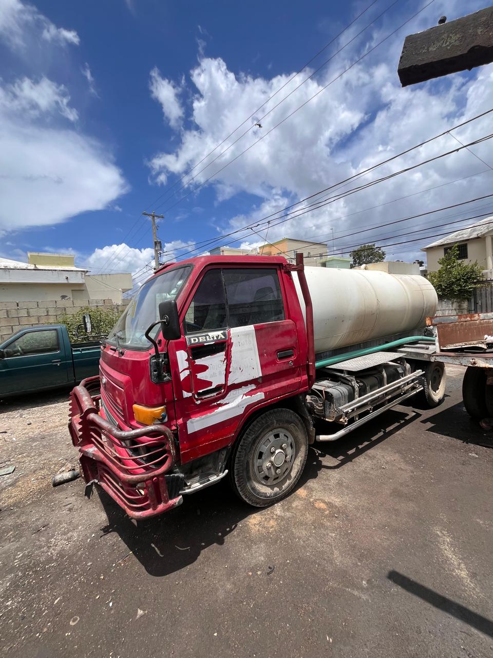 camiones y vehiculos pesados - CAMION CON TANQUE DE AGUA 0