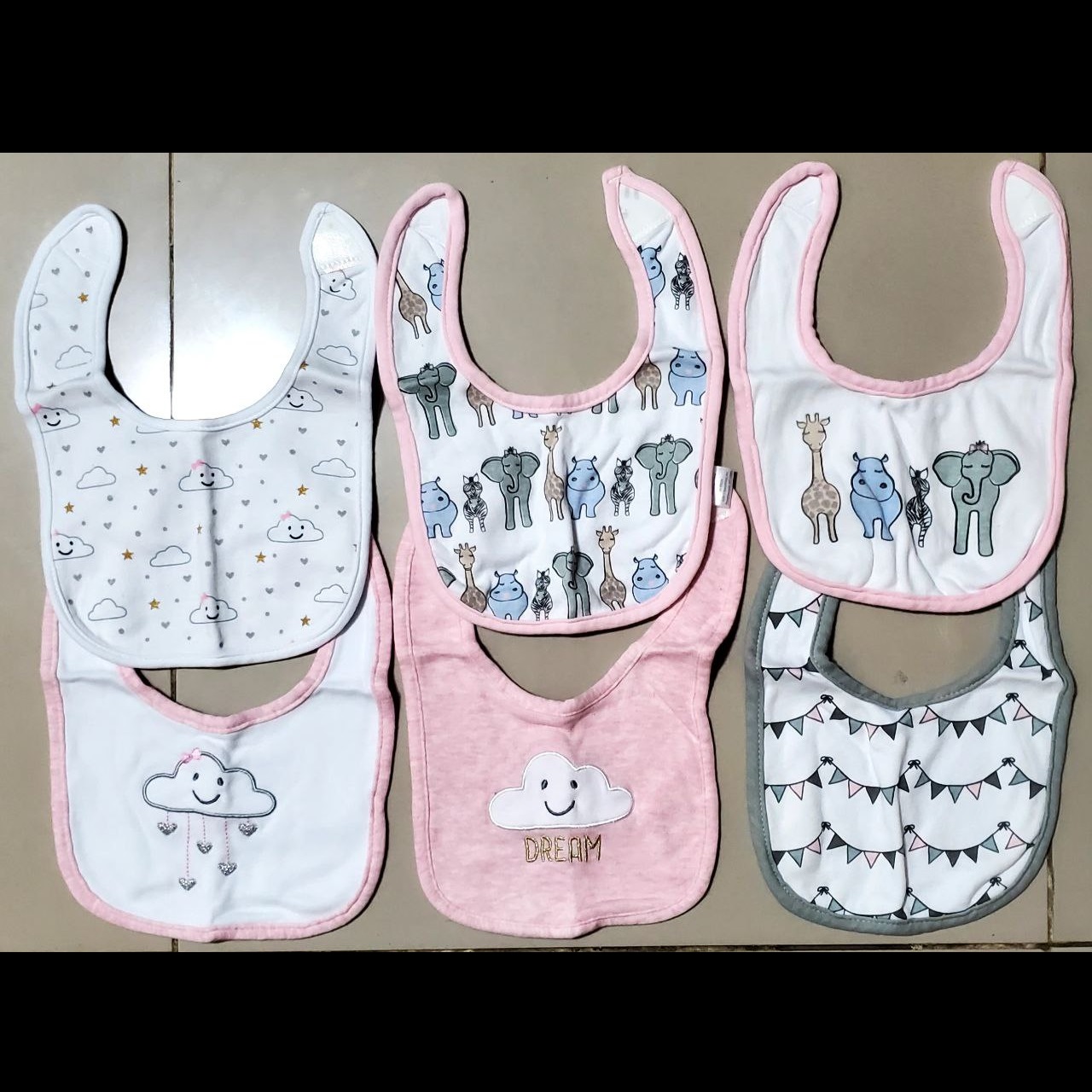 accesorios - Babero Tela y plástico con bolsillo. Set 14 piezas