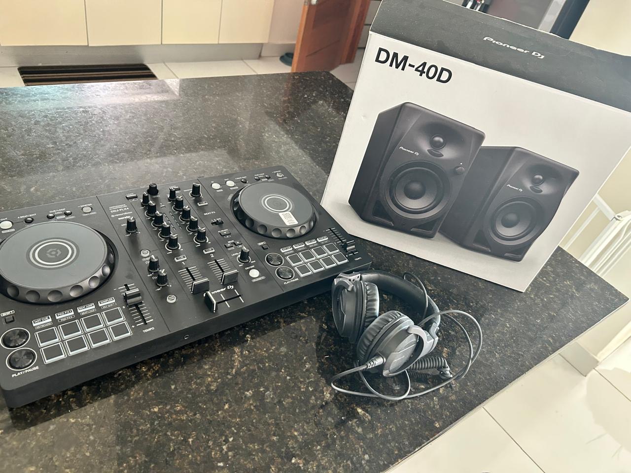 otros electronicos - Se vende consola, bocinas y audífonos DJ Pioneer 