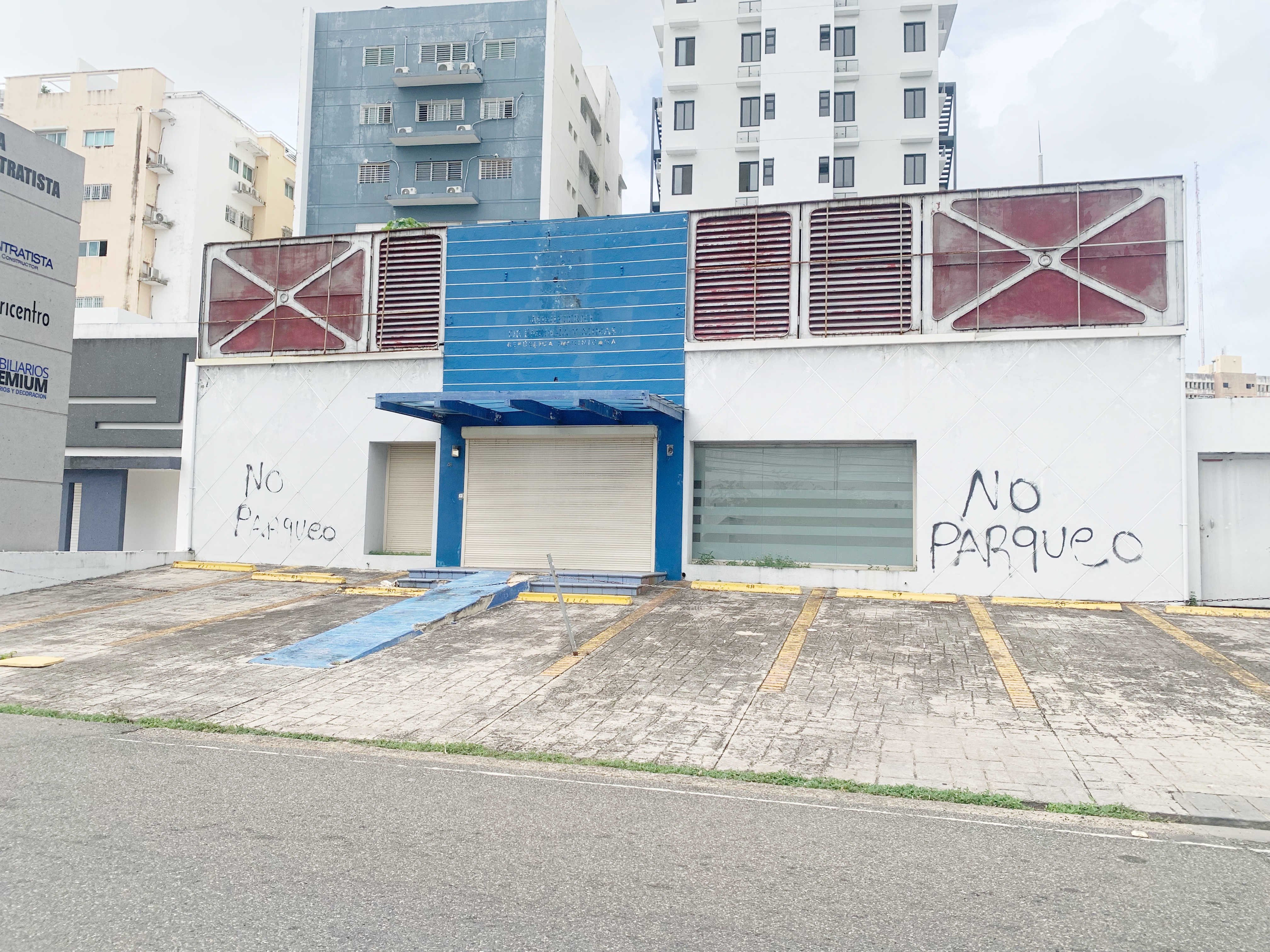 oficinas y locales comerciales - Local céntrico en Naco  2