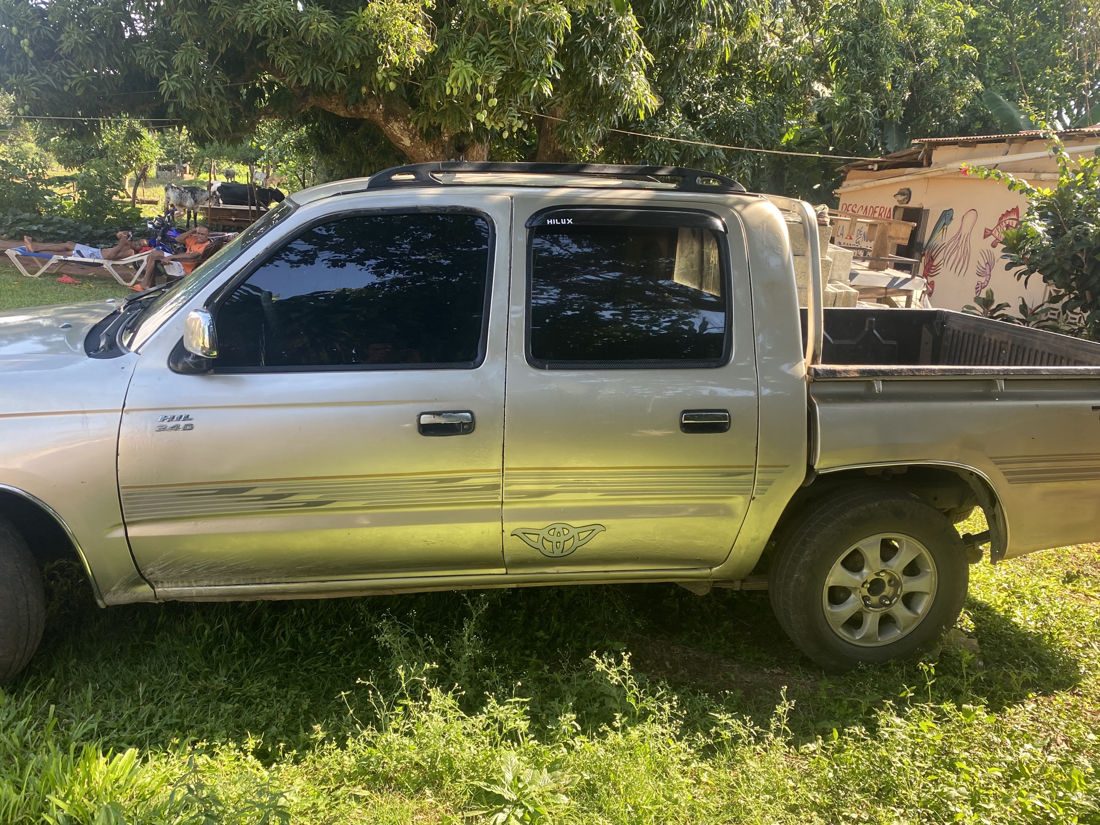 jeepetas y camionetas - se vende Toyota hilux  3