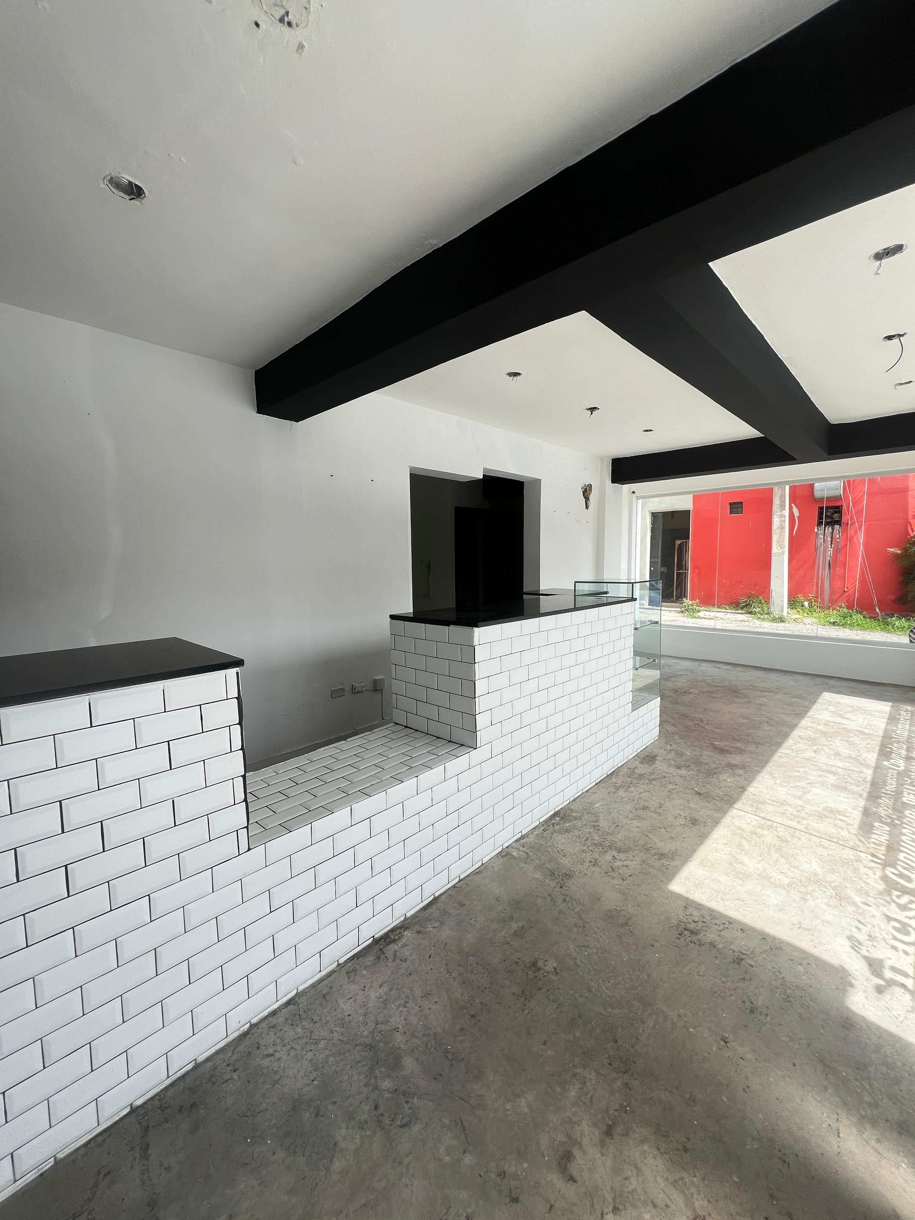 oficinas y locales comerciales - Local primer piso en el Milllon/quisqueya  2