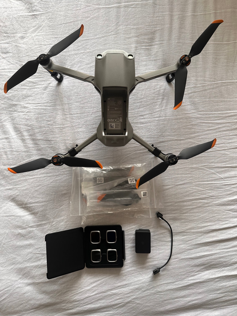 otros electronicos - DJI Air 2S, 3 controles, 6 baterías, mochila, memorias, usado con accesorios.