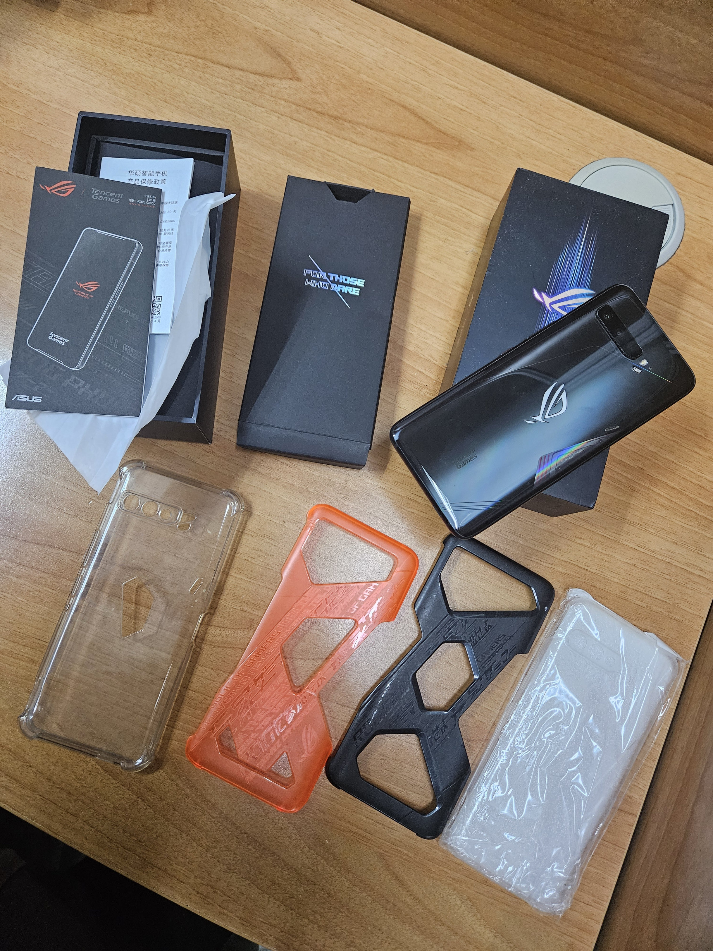 celulares y tabletas - Asus Rog phone 3 128gb 12gb ram, con caja original con 4 covers y cargador 