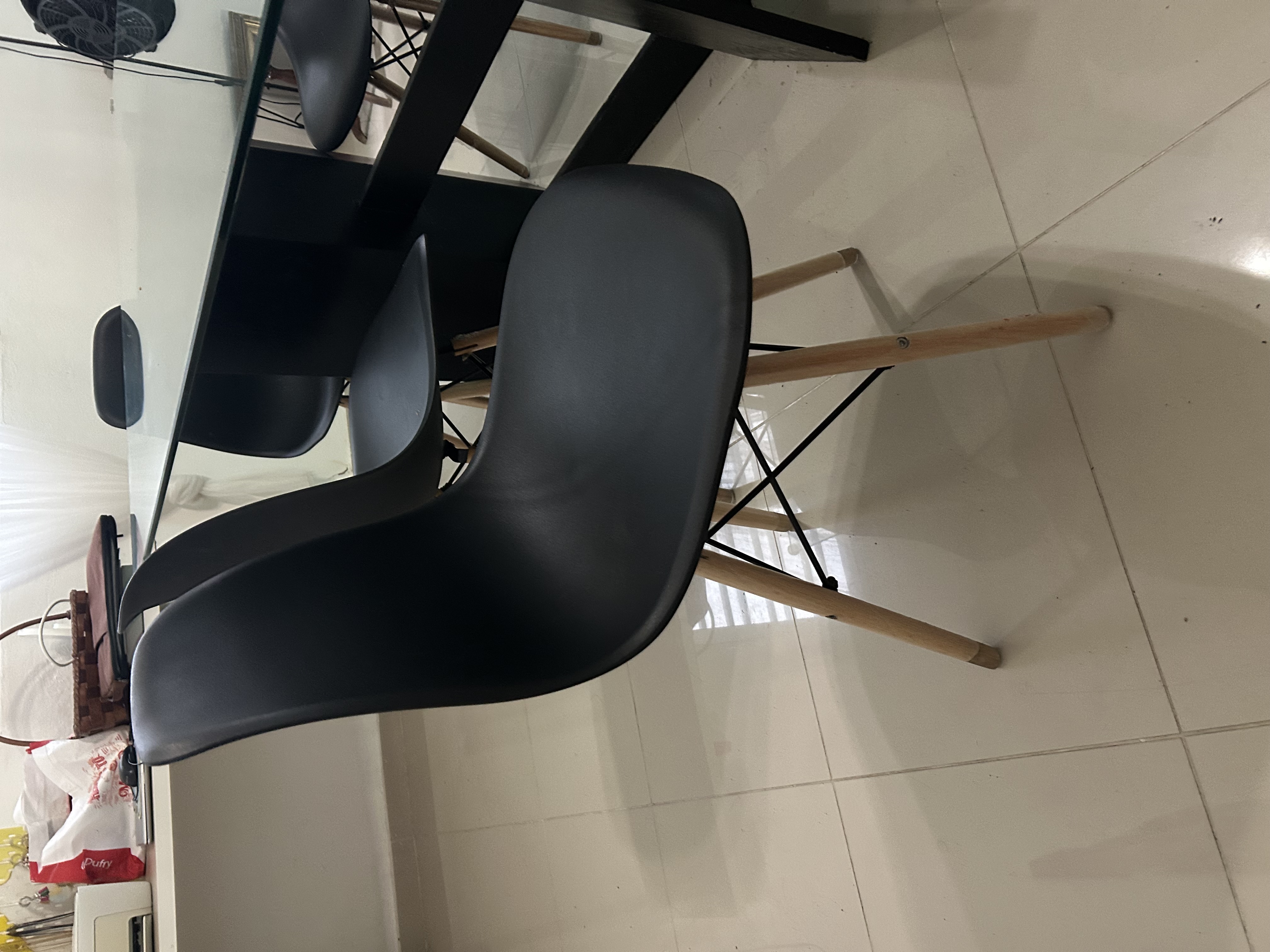 muebles y colchones - Comedor negro con 6 sillas / Negociable 4