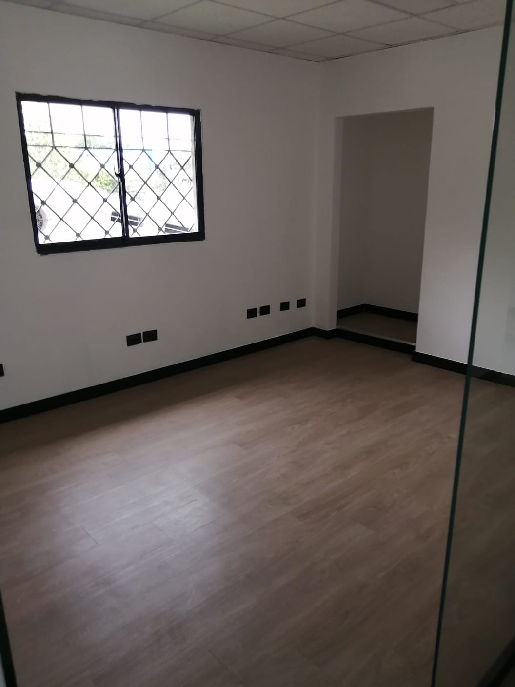 oficinas y locales comerciales - LOCAL OFICINAS, 125 Mts2 EN GAZCUE, CALLE SANTIAGO, PROX. A LA BENITO MONCION 6