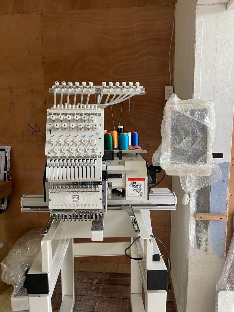equipos profesionales - Makina de bordar de una cabeza  12 hilos china buen precio nueva 8