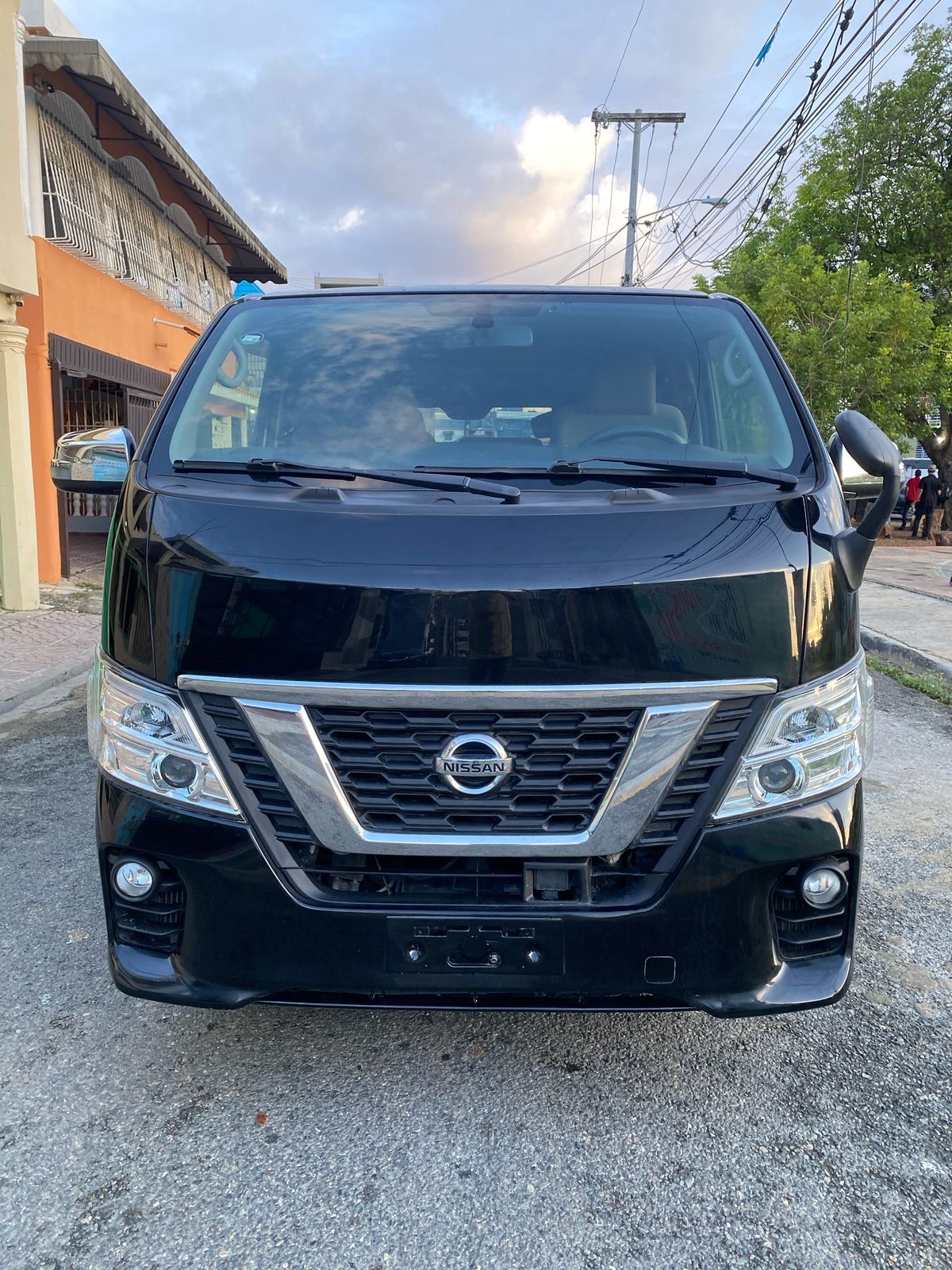 camiones y vehiculos pesados - Nissan nv350 2018 full clean