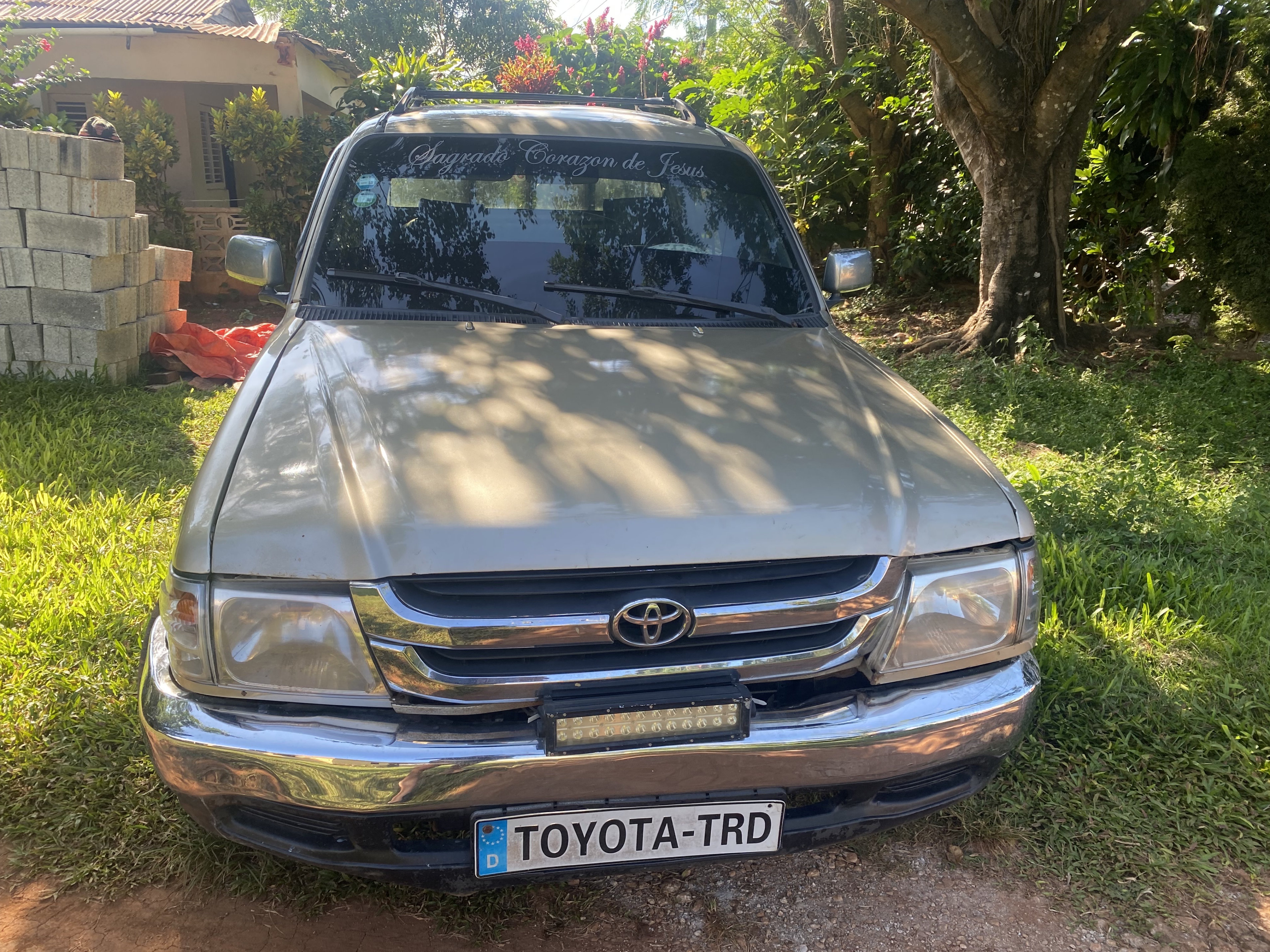 jeepetas y camionetas - se vende Toyota hilux  4