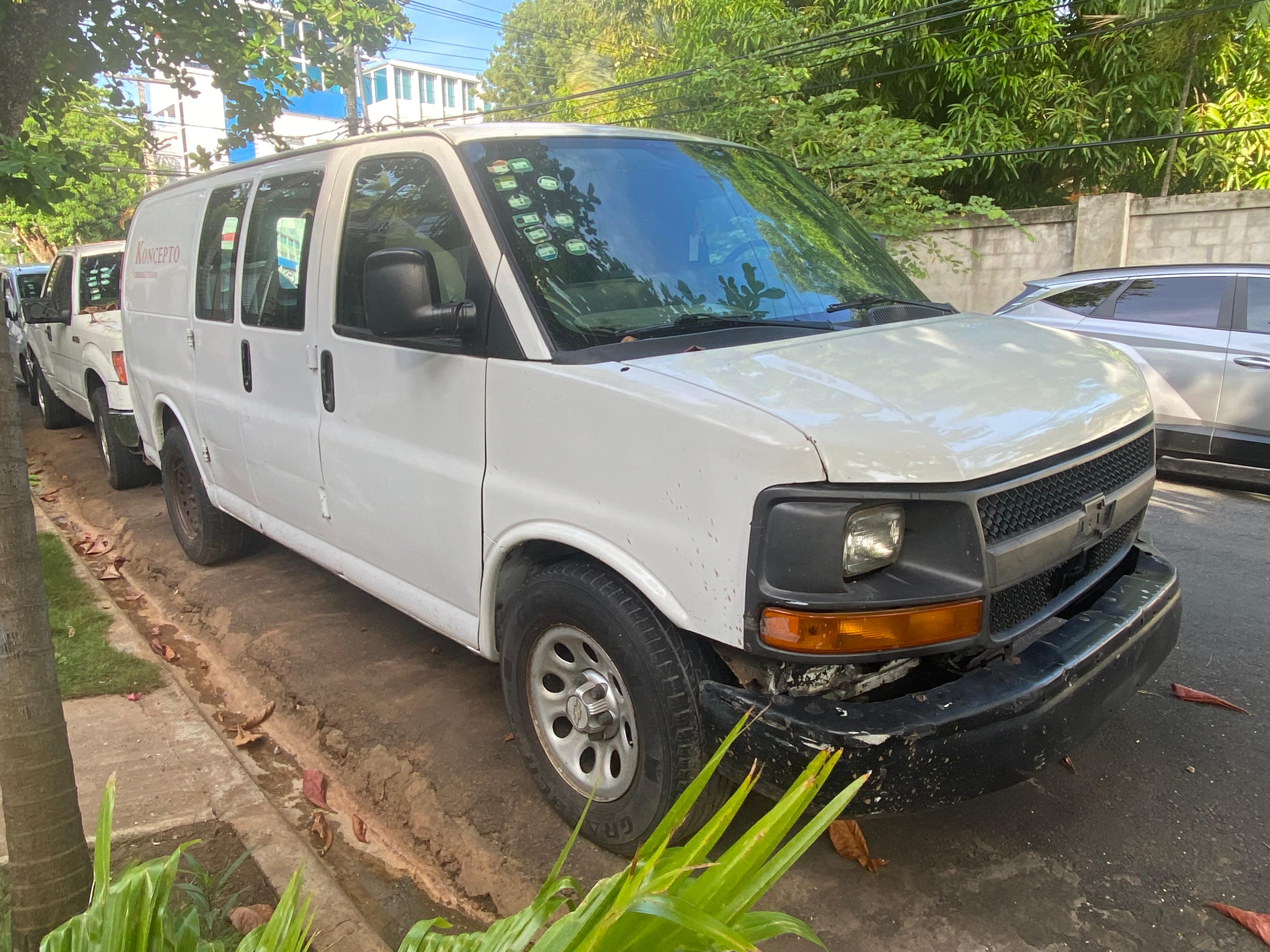 jeepetas y camionetas - Vendo Chevrolet Express - Financiamient Disponible 8