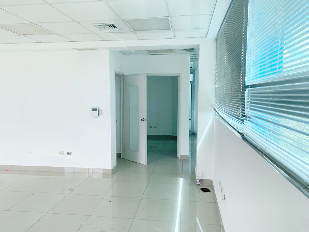 oficinas y locales comerciales - Local comercial en los prados 2