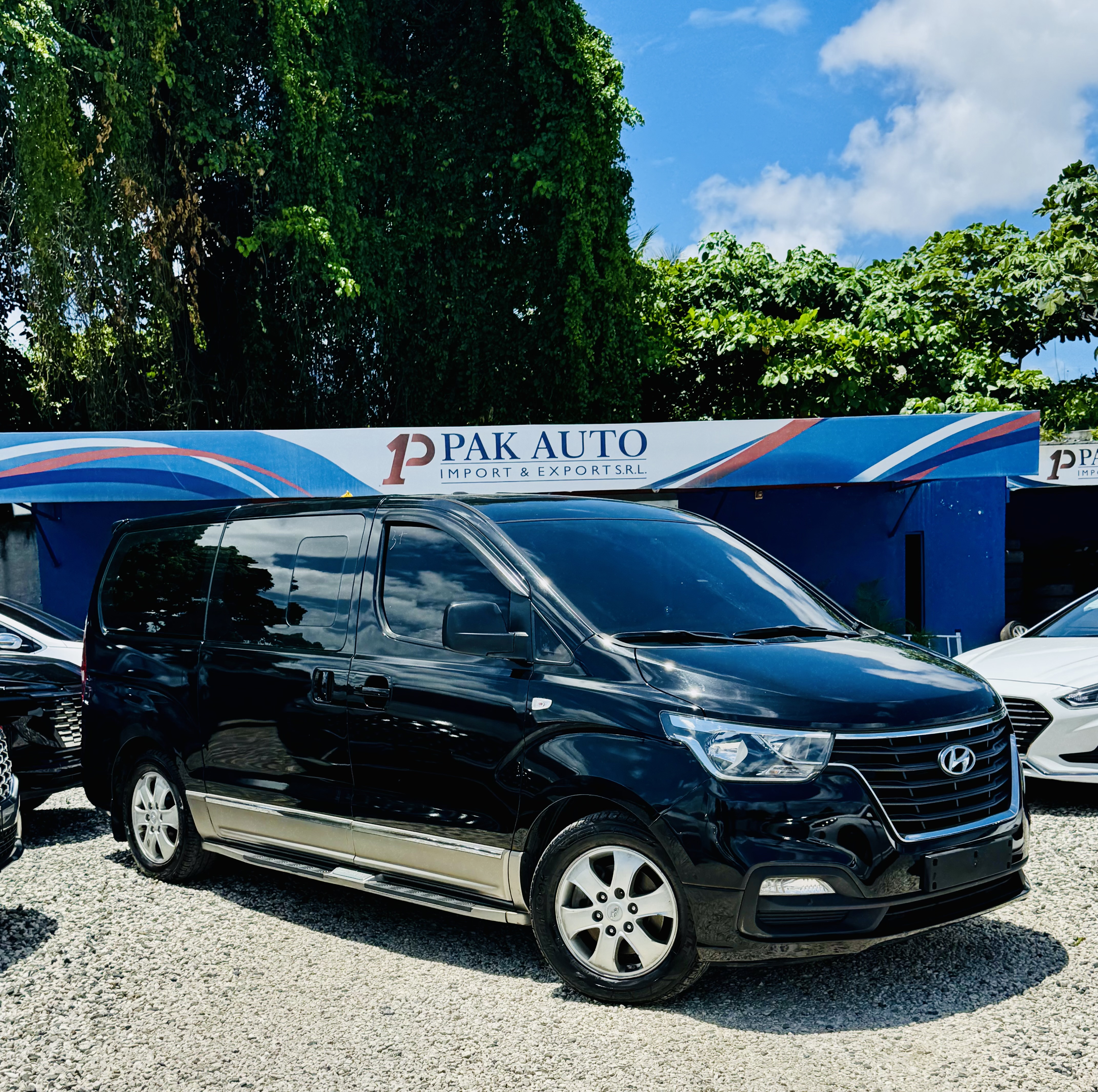 camiones y vehiculos pesados - Hyundai Grand Starex VIP double sunroof 6
