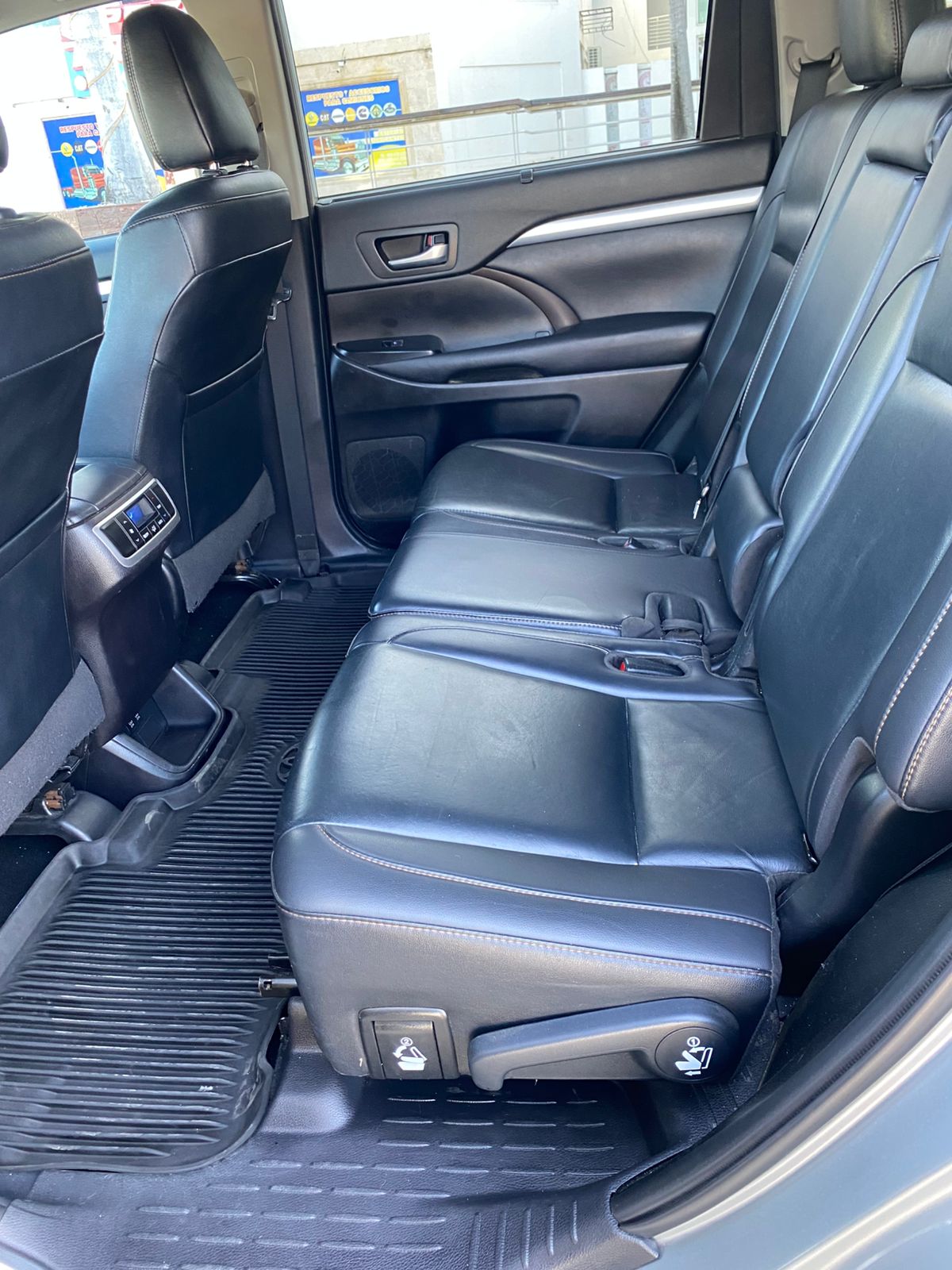 jeepetas y camionetas - Toyota Highlander 2019 SE 4X4 Excelente estado! 9