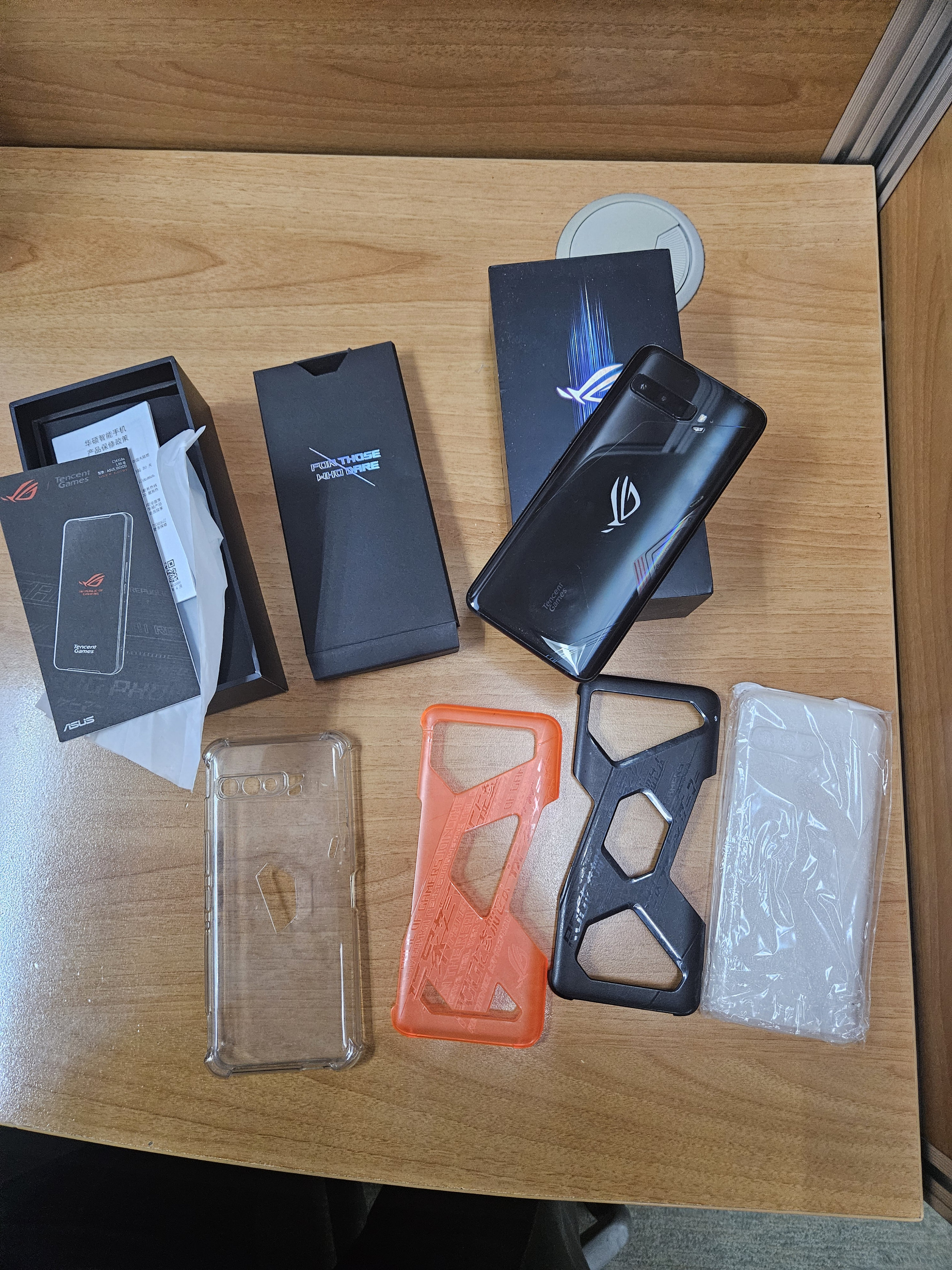 celulares y tabletas - Asus Rog phone 3 128gb 12gb ram, con caja original con 4 covers y cargador  1