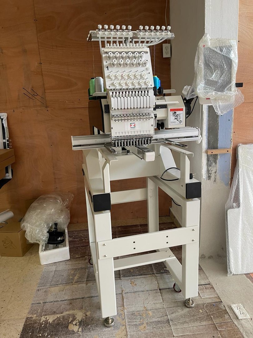 equipos profesionales - Makina de bordar de una cabeza  12 hilos china buen precio nueva 9
