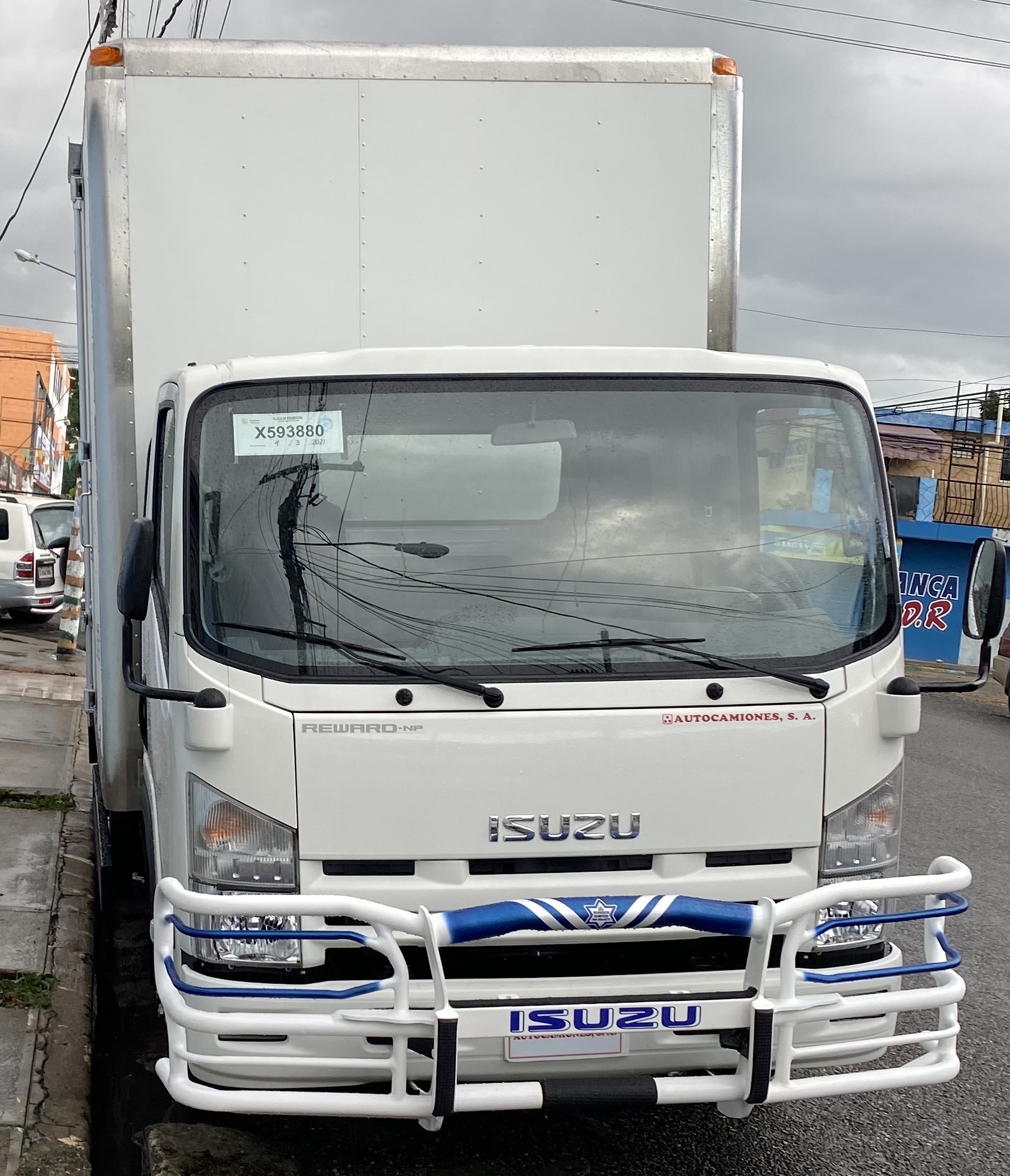 camiones y vehiculos pesados - vendo camión Isuzo 2020 furgón acero inoxidable 16 pies 28.000 km 1