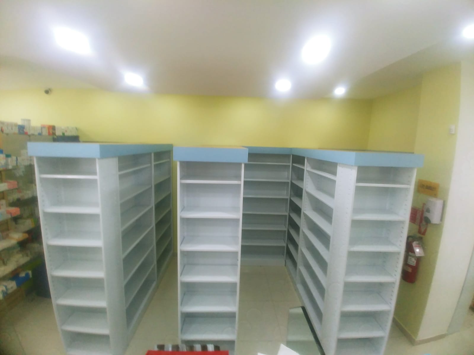 equipos profesionales - Vendo Tramerias metalicas para farmacia