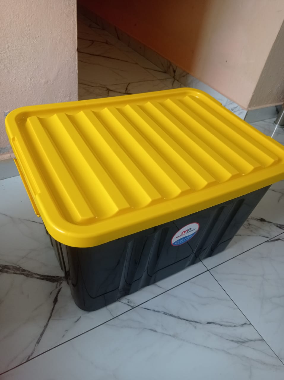 decoración y accesorios - Envase plástico con tapa 70 litros 0