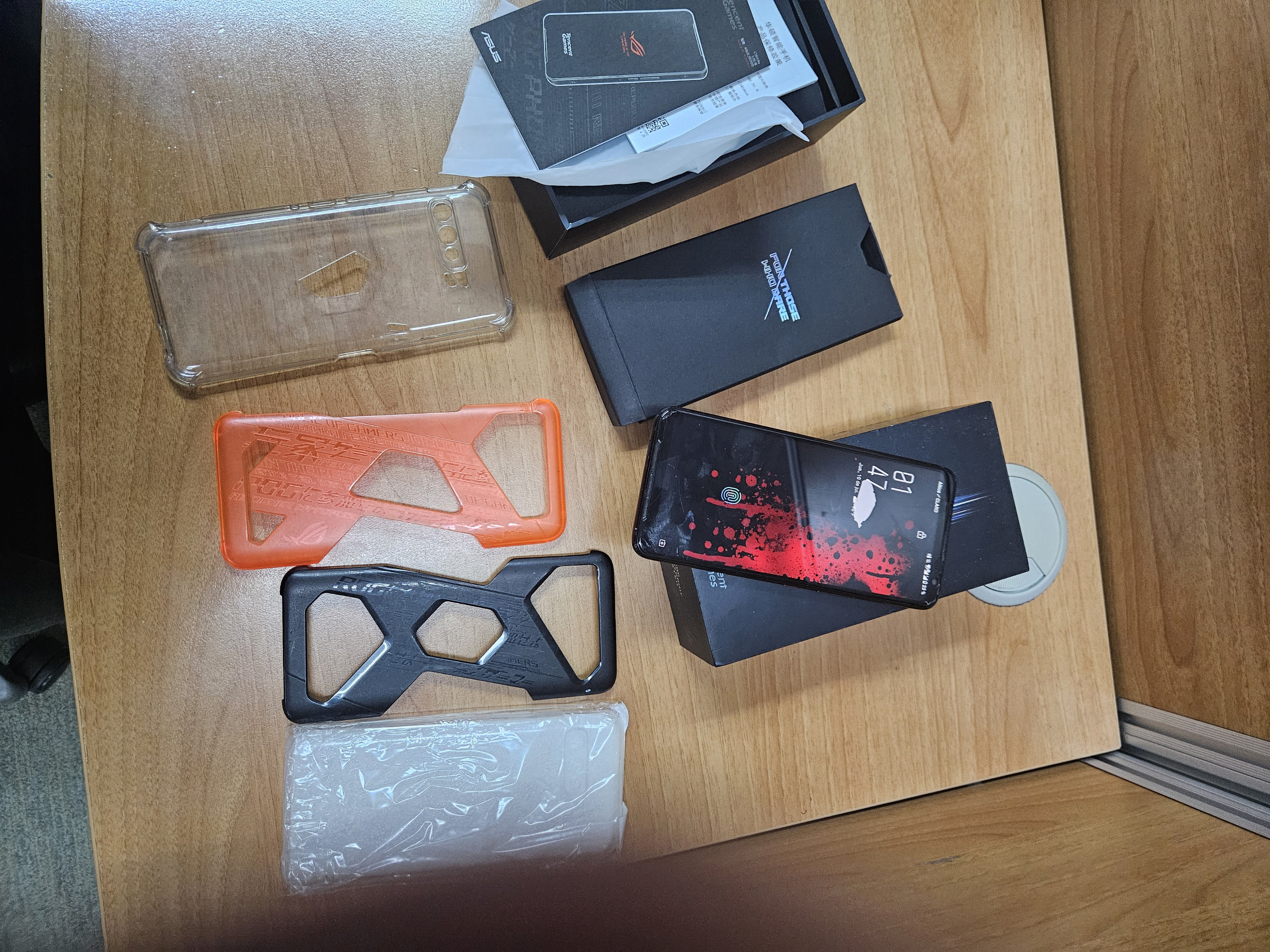 celulares y tabletas - Asus Rog phone 3 128gb 12gb ram, con caja original con 4 covers y cargador  2