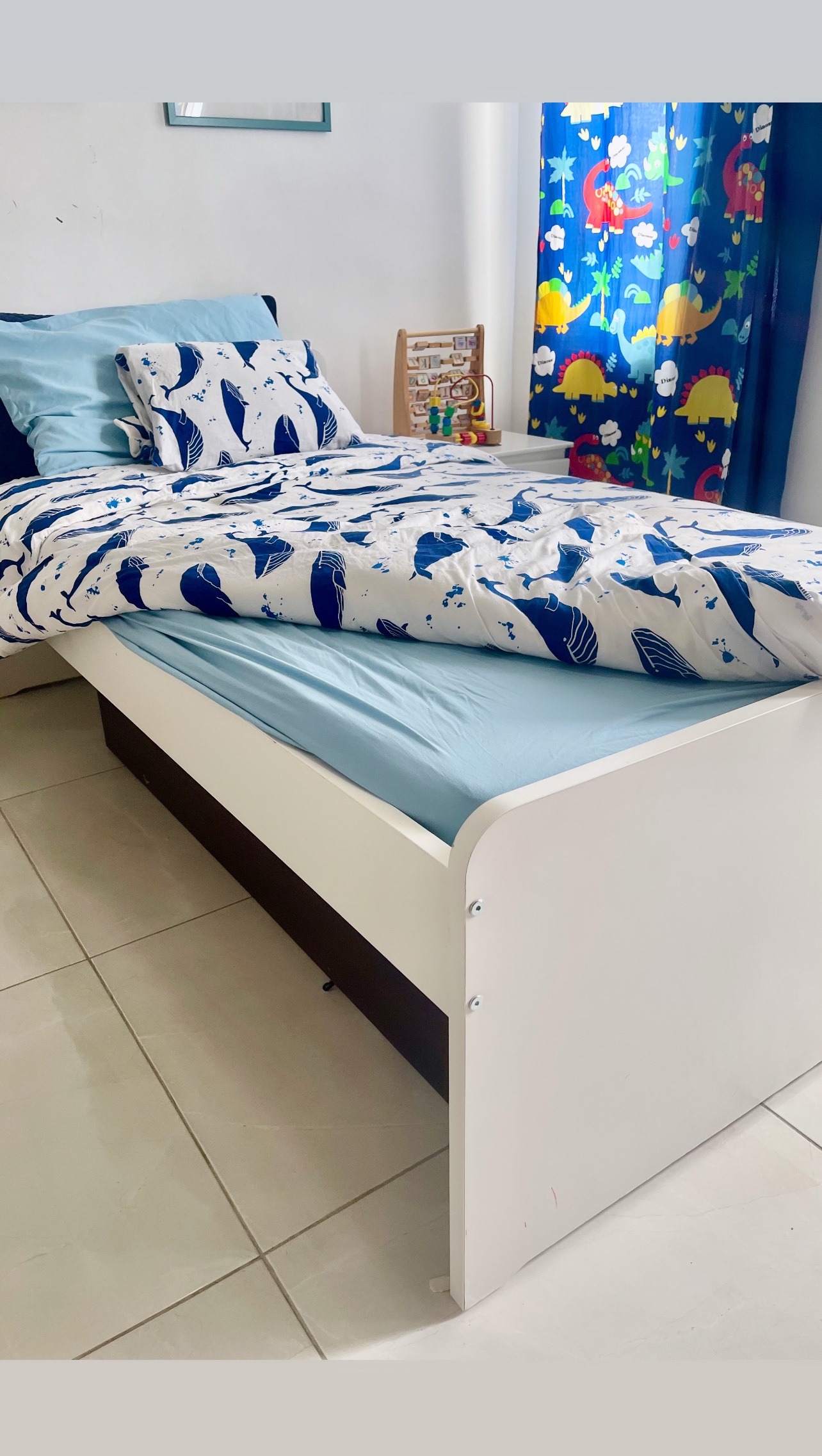 muebles y colchones - Cama Twin con accesorios ( sábanas , colchón , mesas de noche y cortinas ) 1