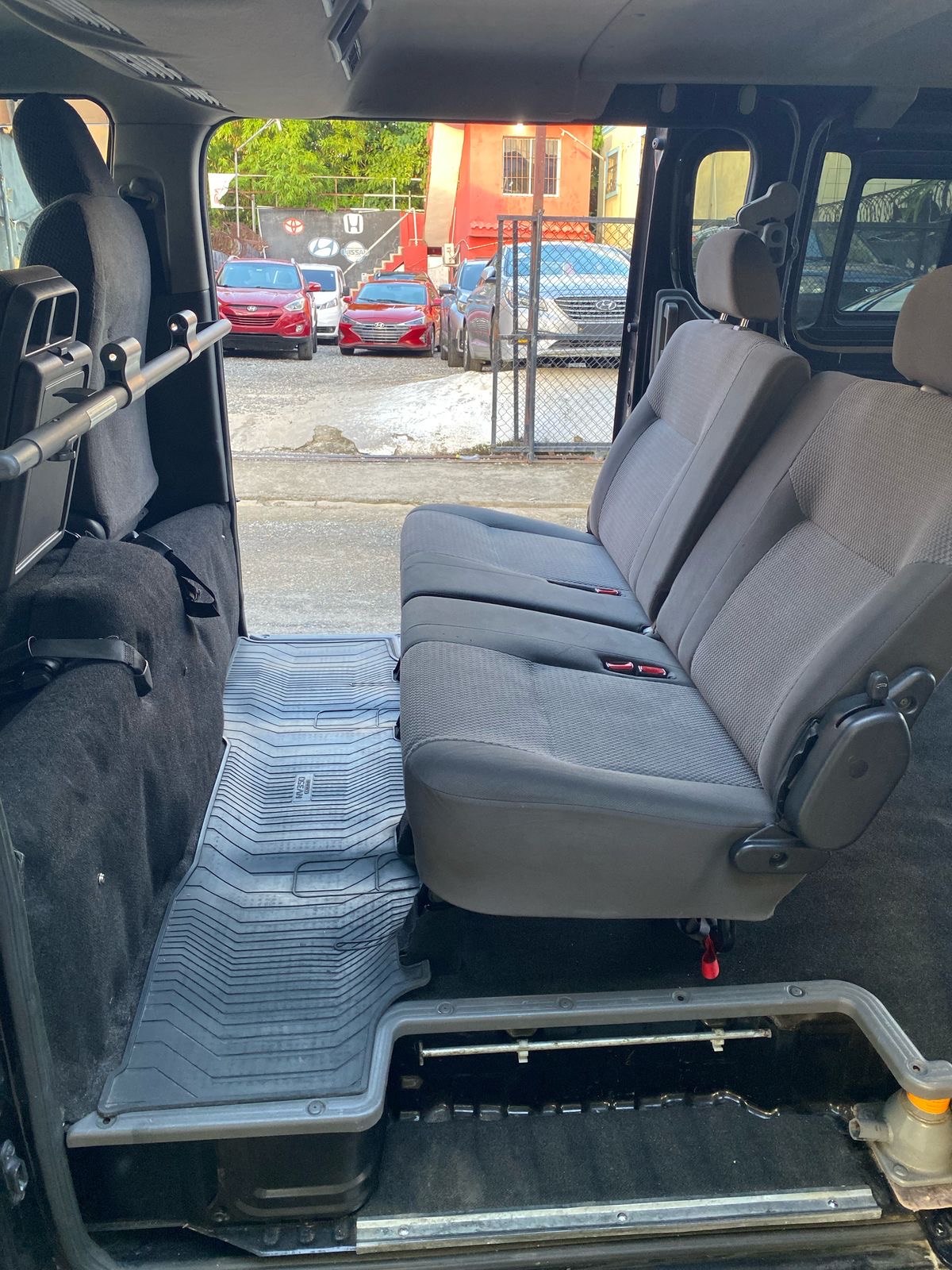 camiones y vehiculos pesados - Nissan nv350 2018 full clean 3