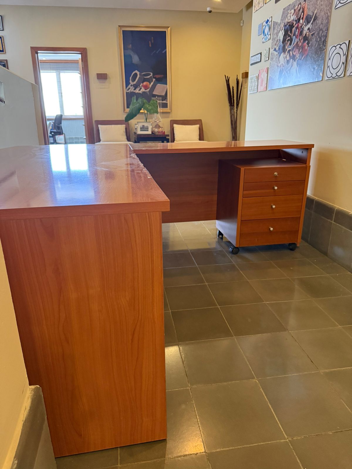 articulos de oficina - Vendo escritorio en madera prensada, con L incluida y módulo de gaveta 3