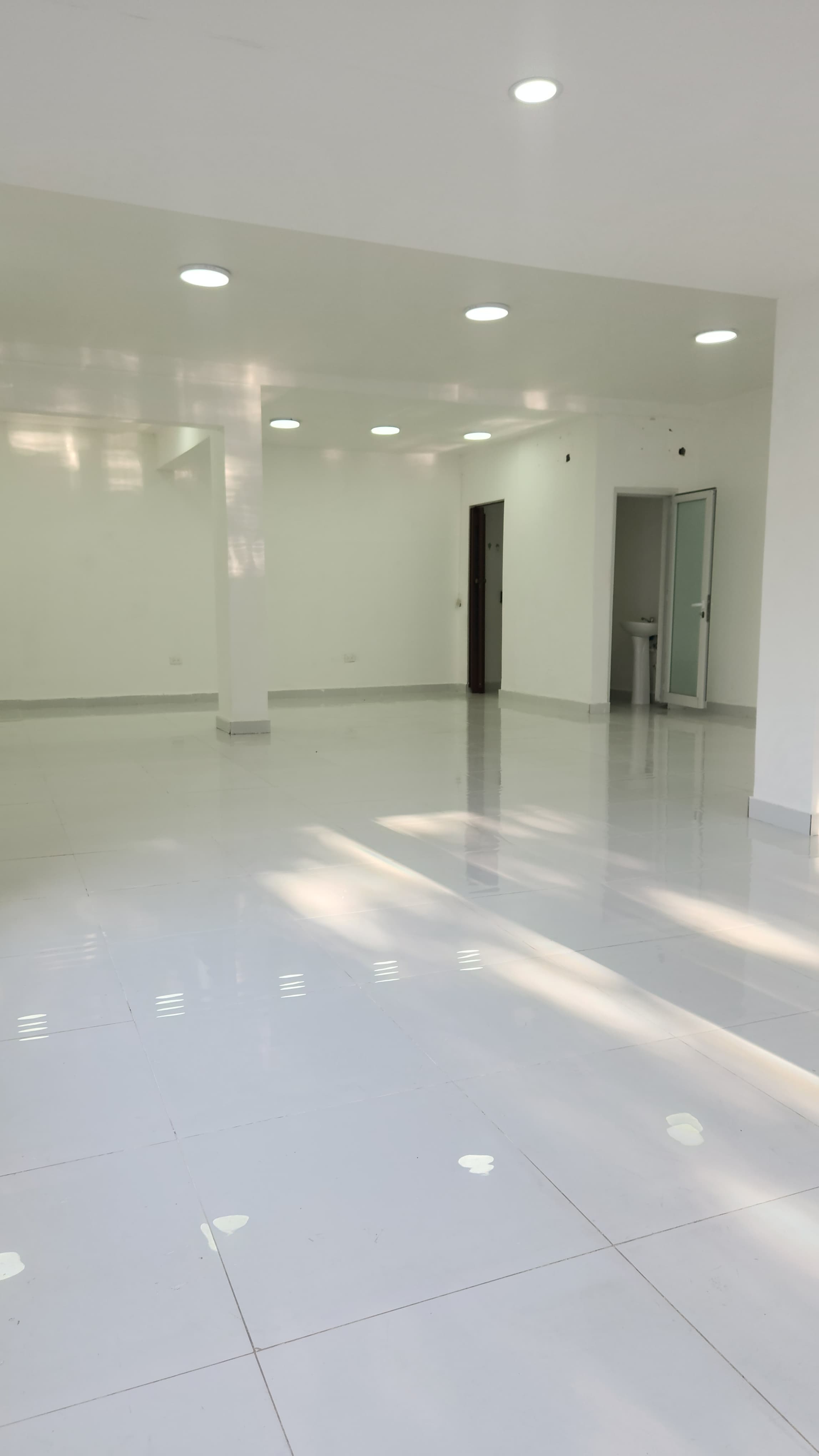 oficinas y locales comerciales - TORRE EMPRESARIAL AlQUILO LOCAL 1er NIVEL* Moderno local 1 er ideal 2