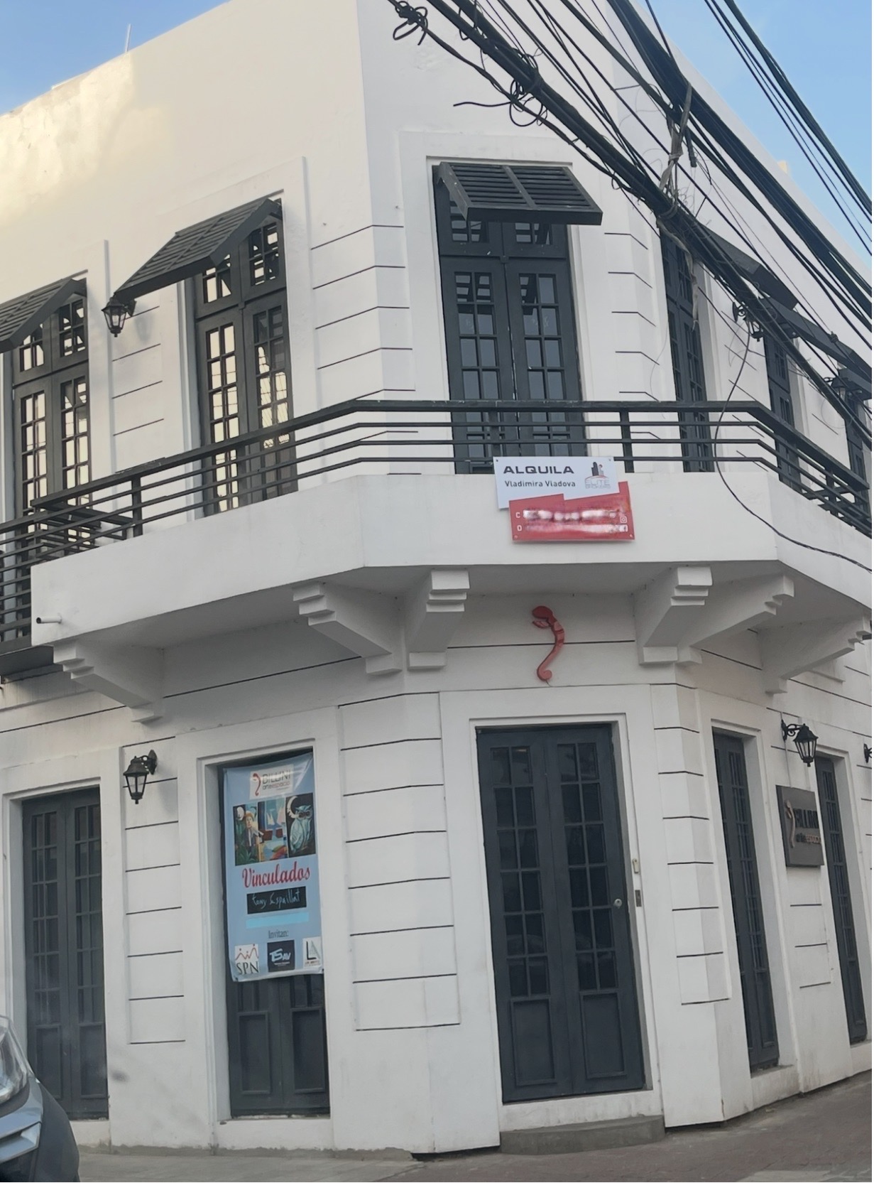 oficinas y locales comerciales - edificio comercial en la zona colonial justos al lado de el parque 