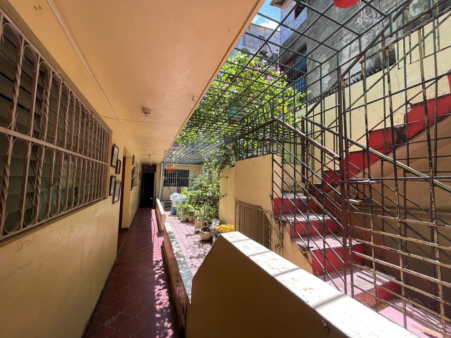 casas - Zona Colonial casa a remodelar 5 habitaciones 2 parqueos  2