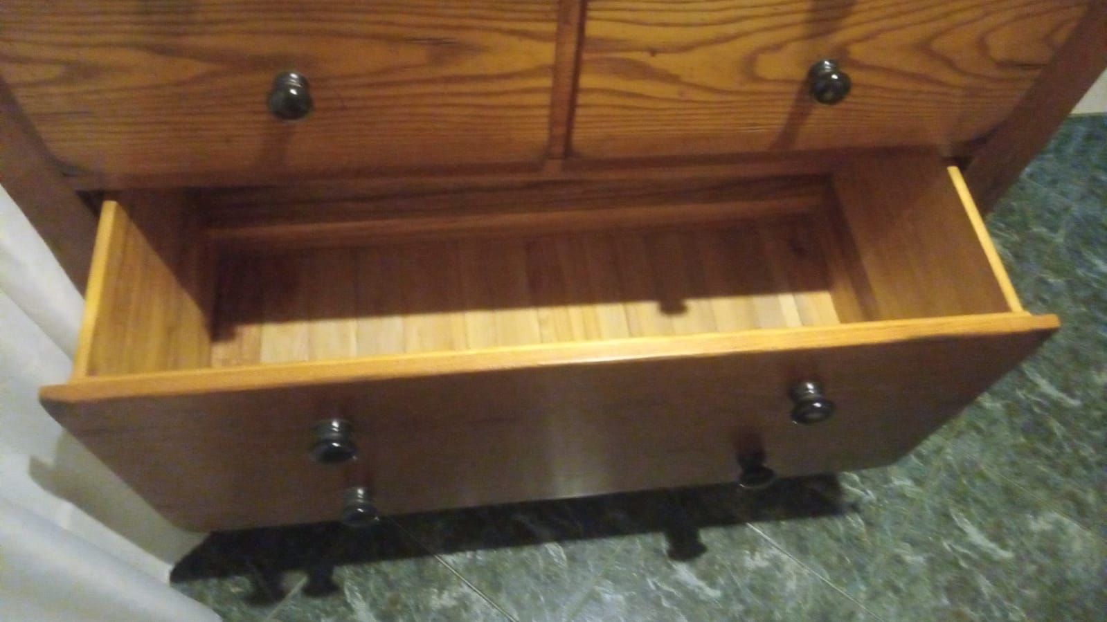 muebles y colchones - Se vende práctico y resistente gavetero de madera. 1