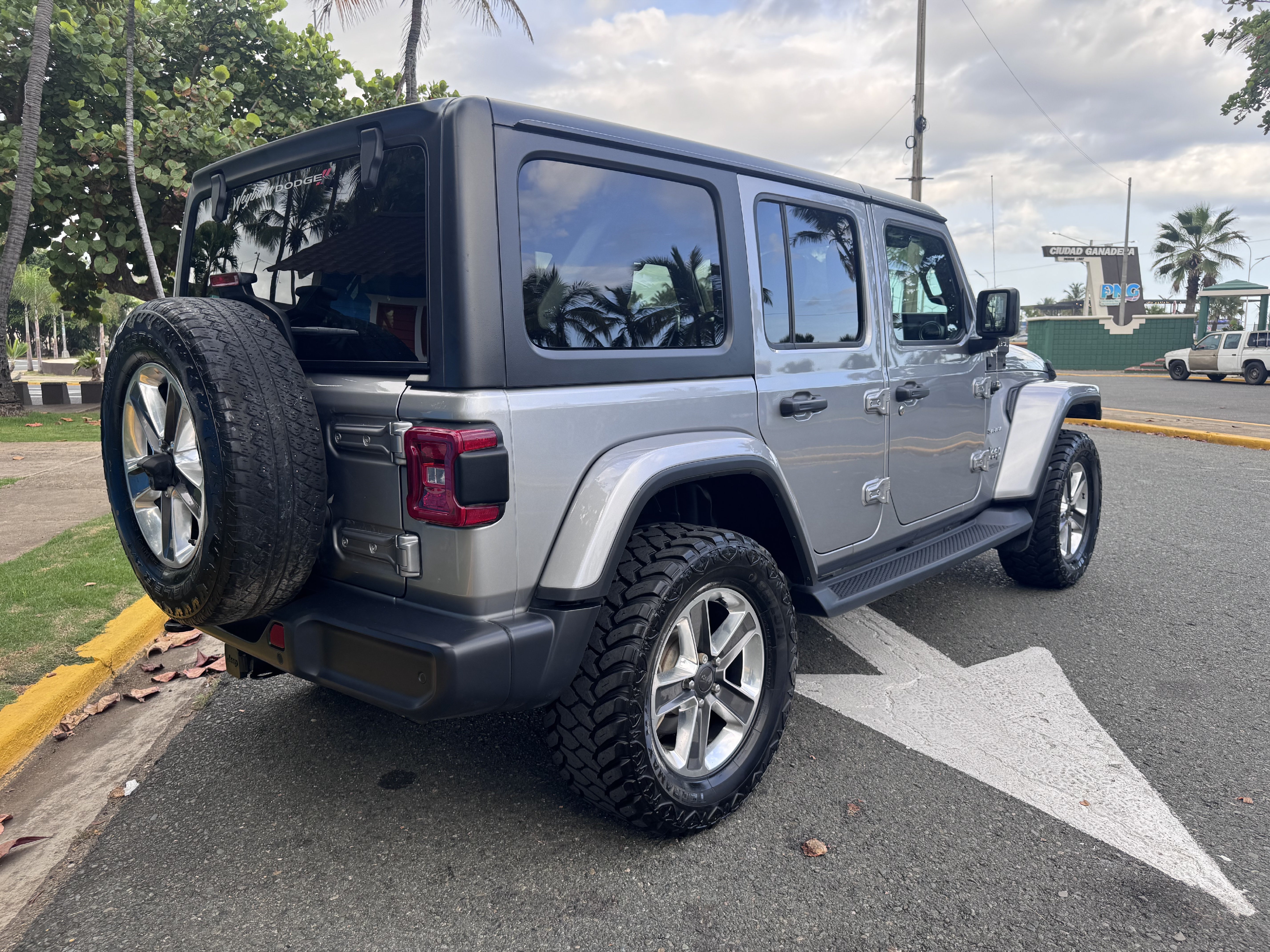 jeepetas y camionetas - JEEP WRANGLER UNLIMITED SÁHARA DIESEL 2