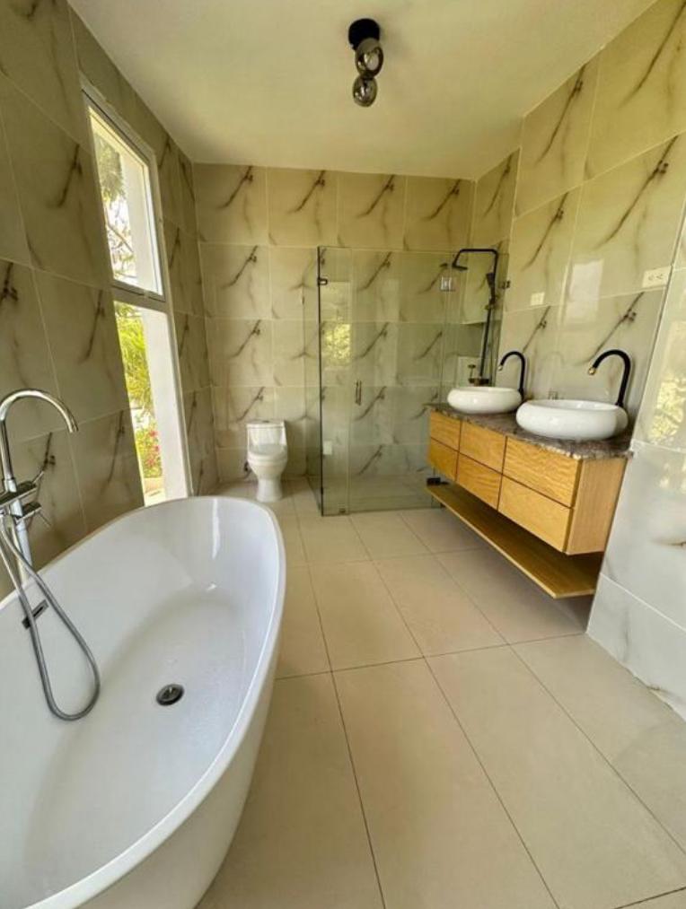 casas vacacionales y villas - Exclusiva Villa 3 Niveles AMUEBLADA en Playa Caribe, JUAN DOLIO  3