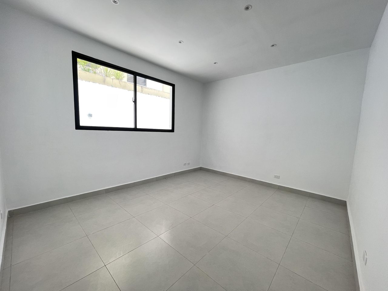 oficinas y locales comerciales - Local comercial 1er nivel con 5 amplias oficina  2