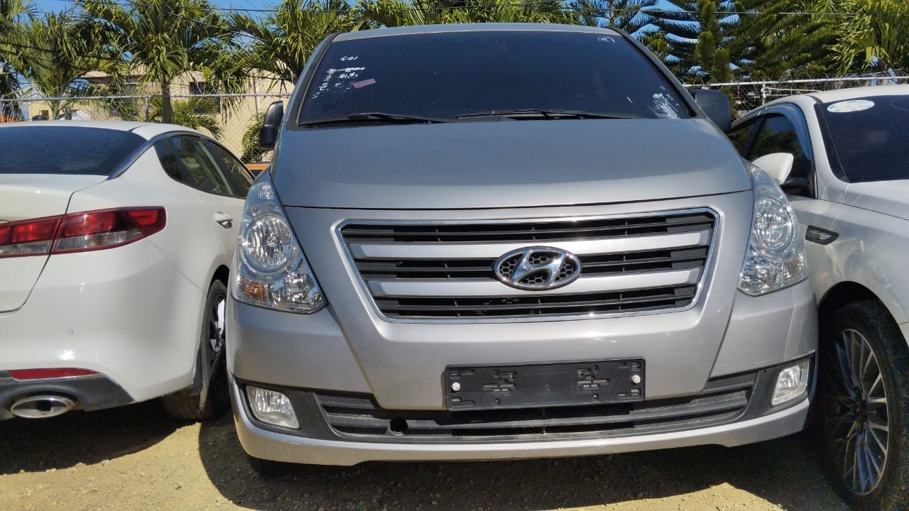 jeepetas y camionetas - HYUNDAI GRAND STAREX 2018 GRIS 1