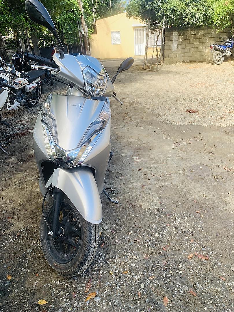 motores y pasolas - Motocicleta marca Motobison 2024 modelo Lead 150 Gris 2