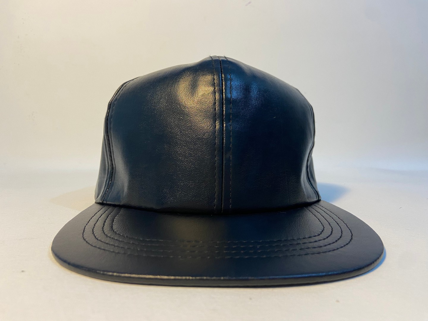 ropa para hombre - Gorra Snapback material leather sintético ajustable.  1