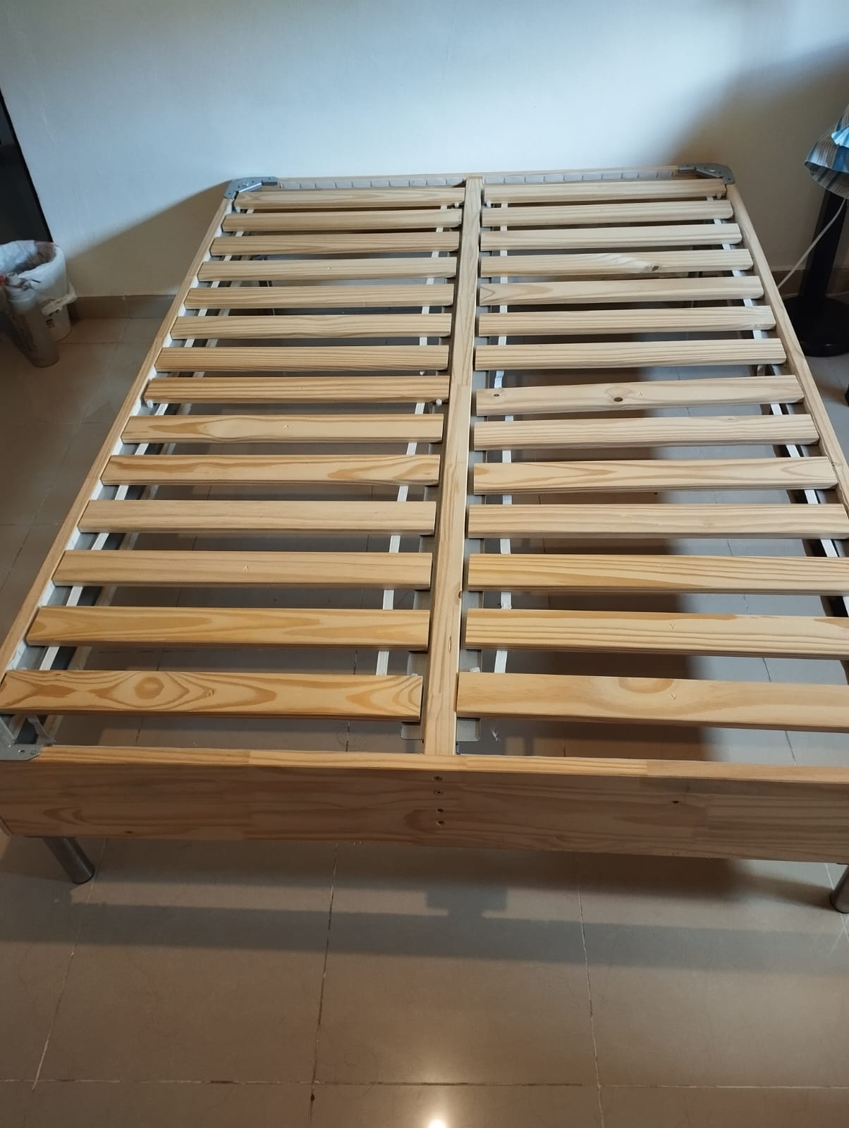 muebles y colchones - Base de cama Queen IKEA color madera.