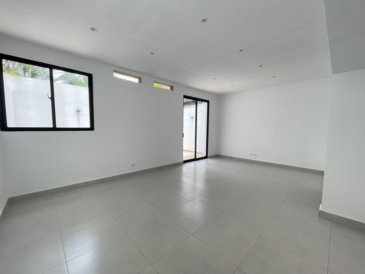 oficinas y locales comerciales - Local comercial 1er nivel con 5 amplias oficina  6