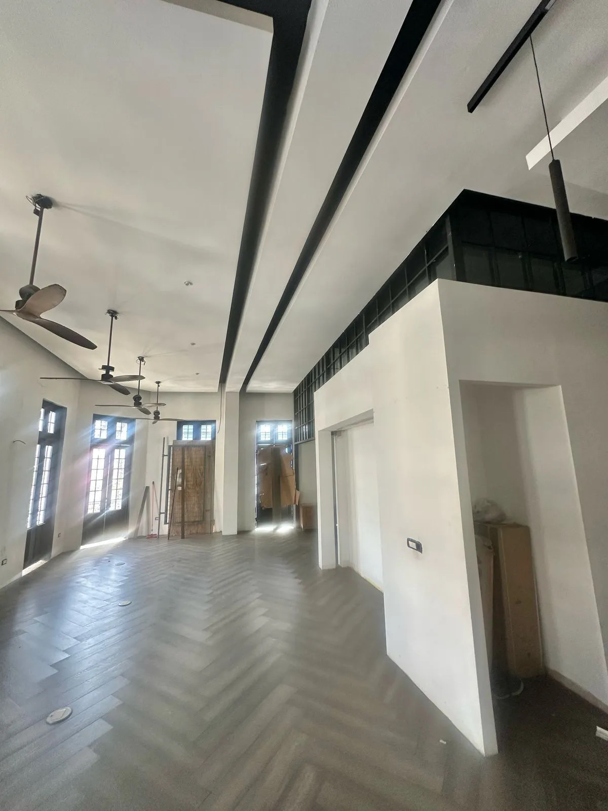 oficinas y locales comerciales - edificio comercial en la zona colonial justos al lado de el parque  1
