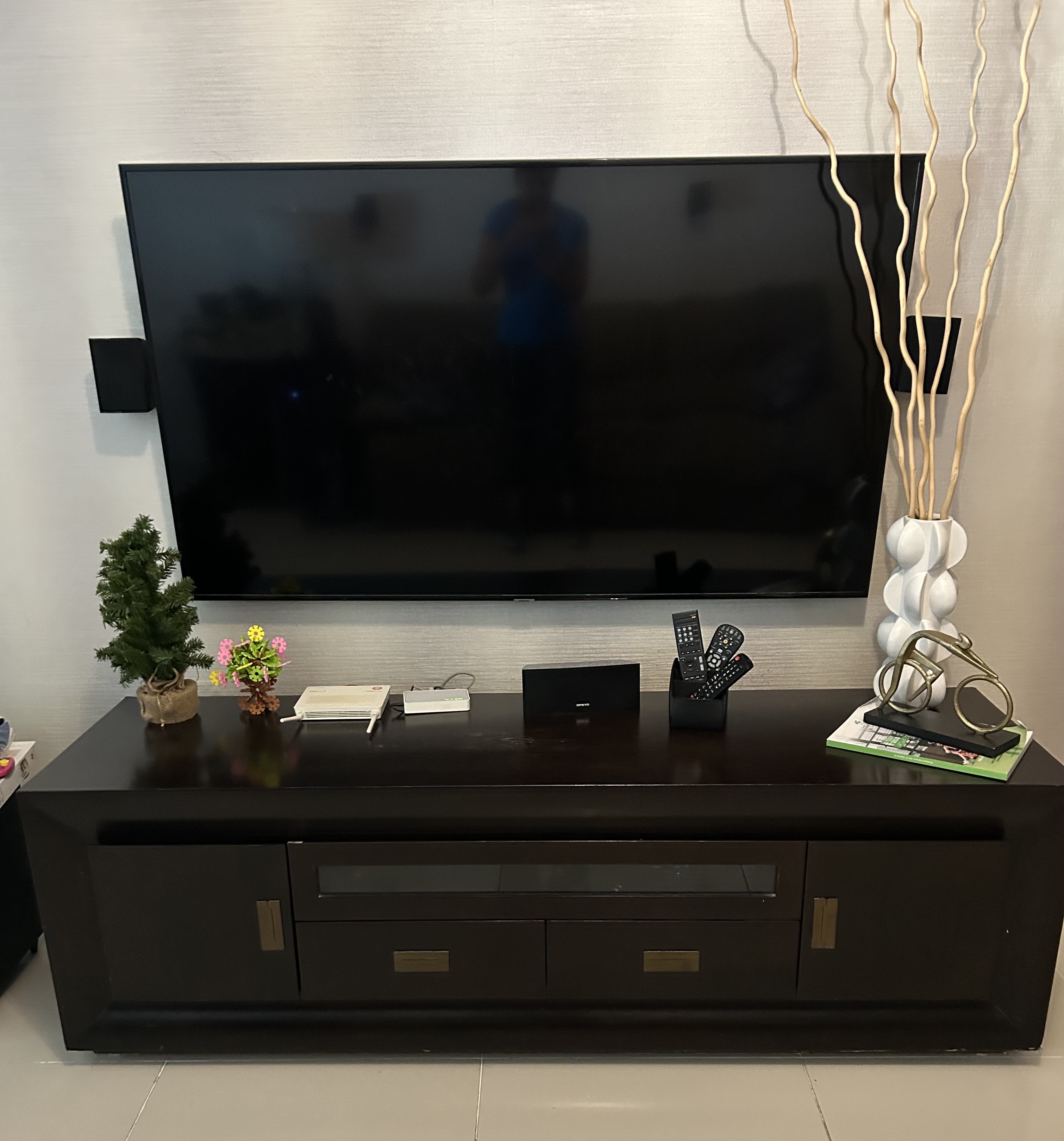 muebles y colchones - Mueble de TV, con gavetas, puertas y espacio para Home Theater 