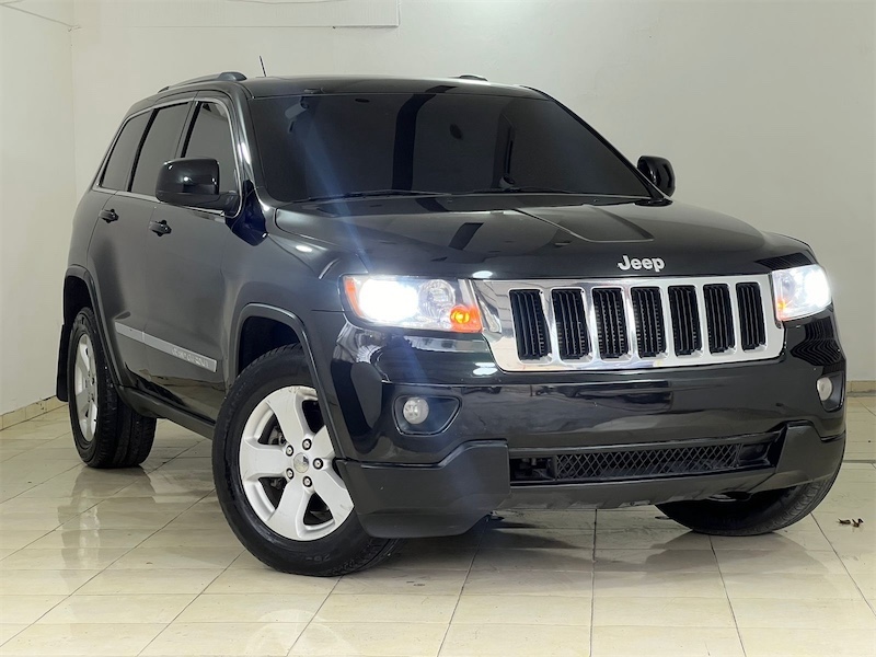 jeepetas y camionetas - JEEP GRAND CHEROKEE LAREDO AÑO 2013 CLEAN CARFAX  0