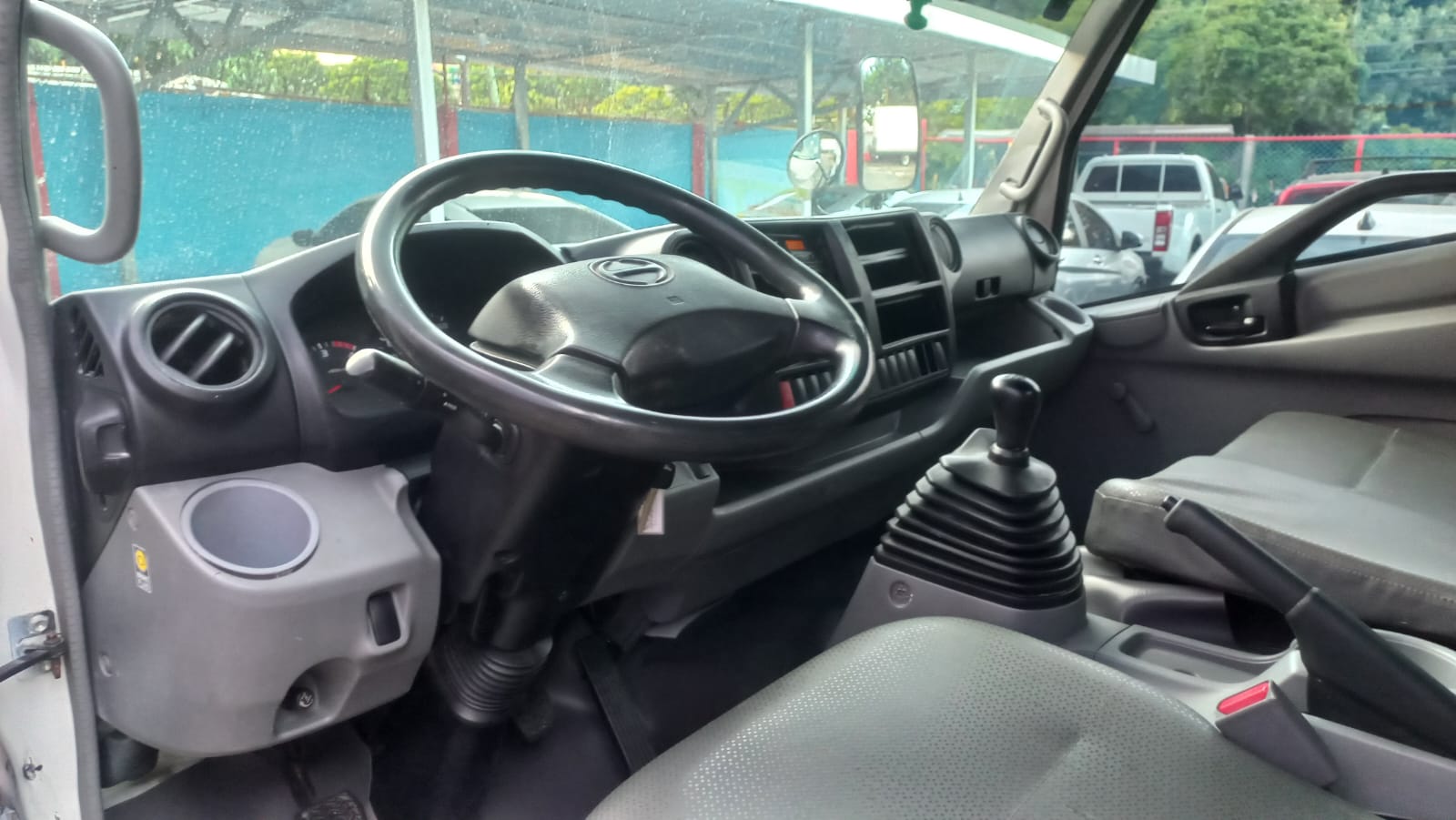 camiones y vehiculos pesados - Hino 300 año 2020 de plataforma 15 pies 2