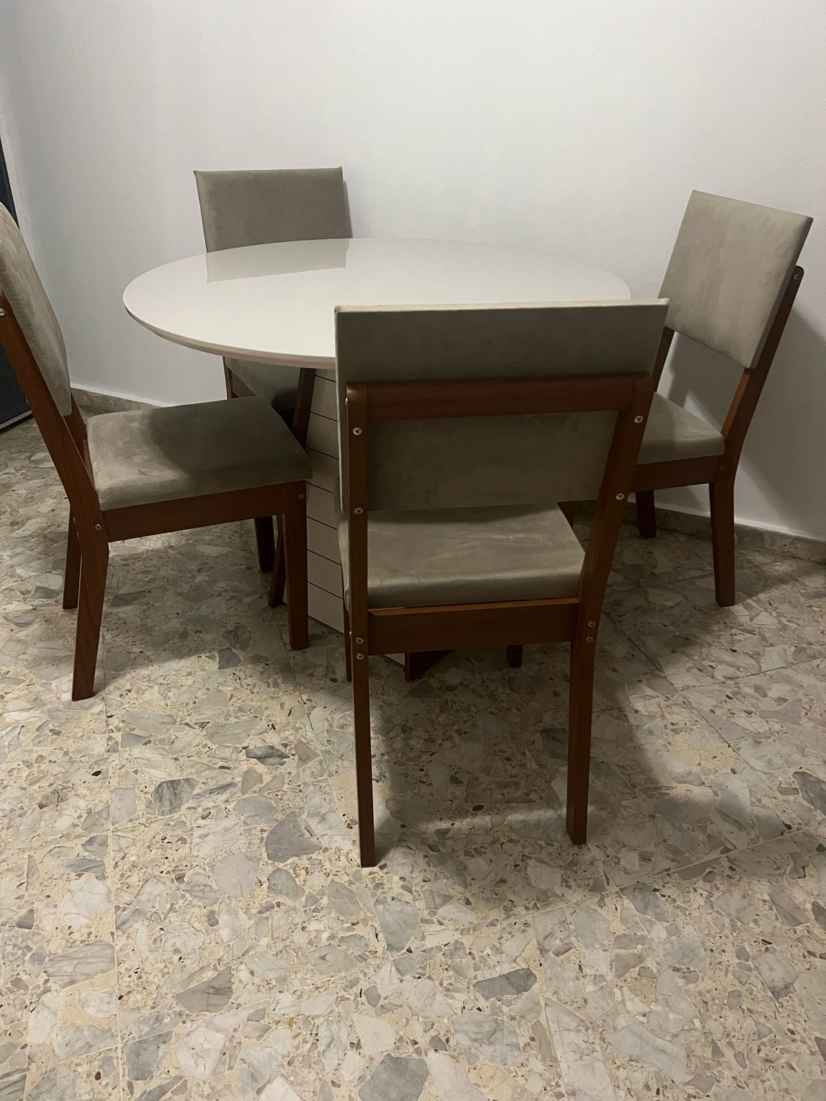 muebles y colchones - Venta de juego de comedor de 4 sillas  1